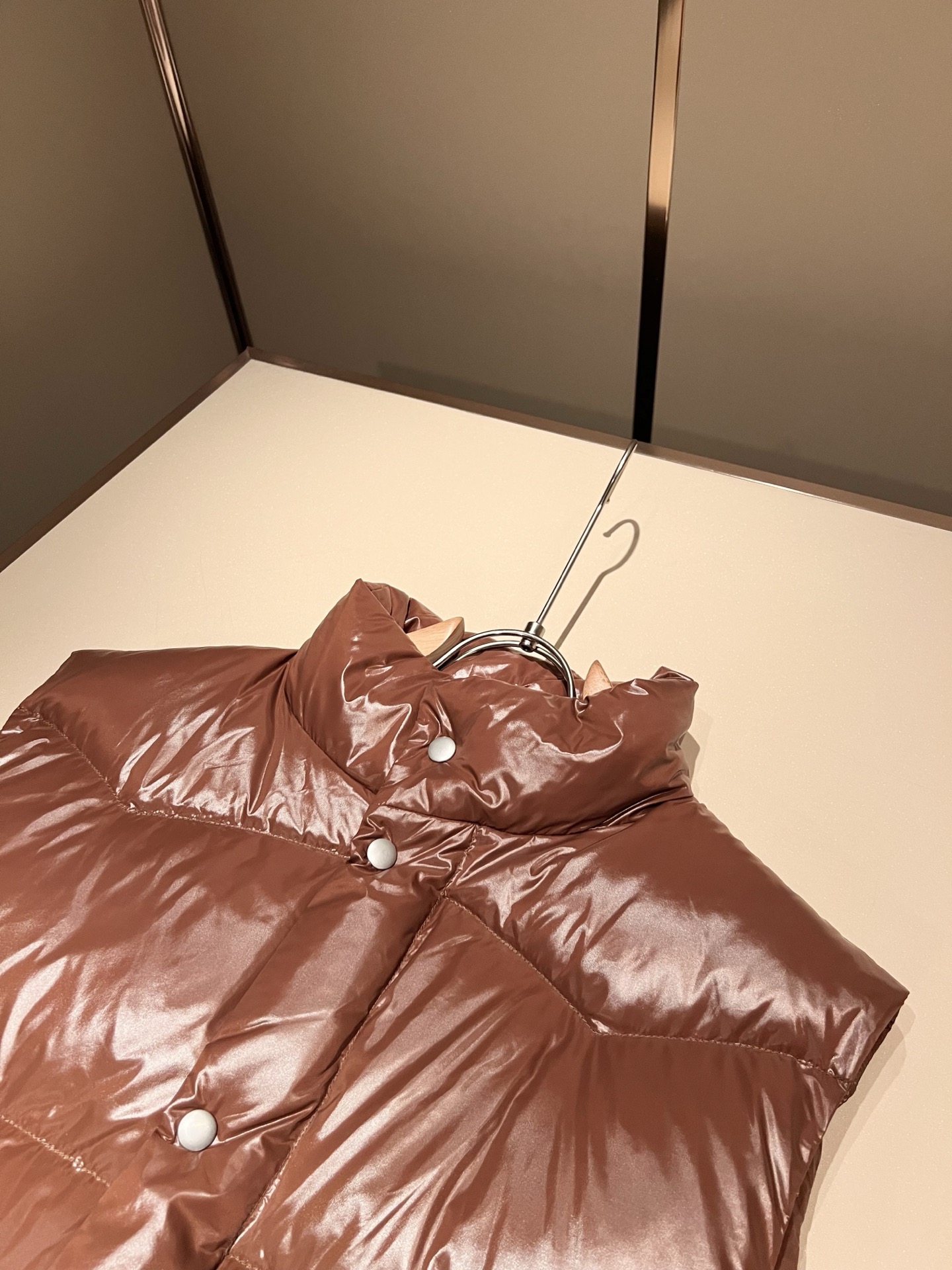 。 Prad*a 普*达2025秋冬男女同款👫羽绒服马甲外套，现货 Prad* 羽绒面料夹克 防水羽绒服