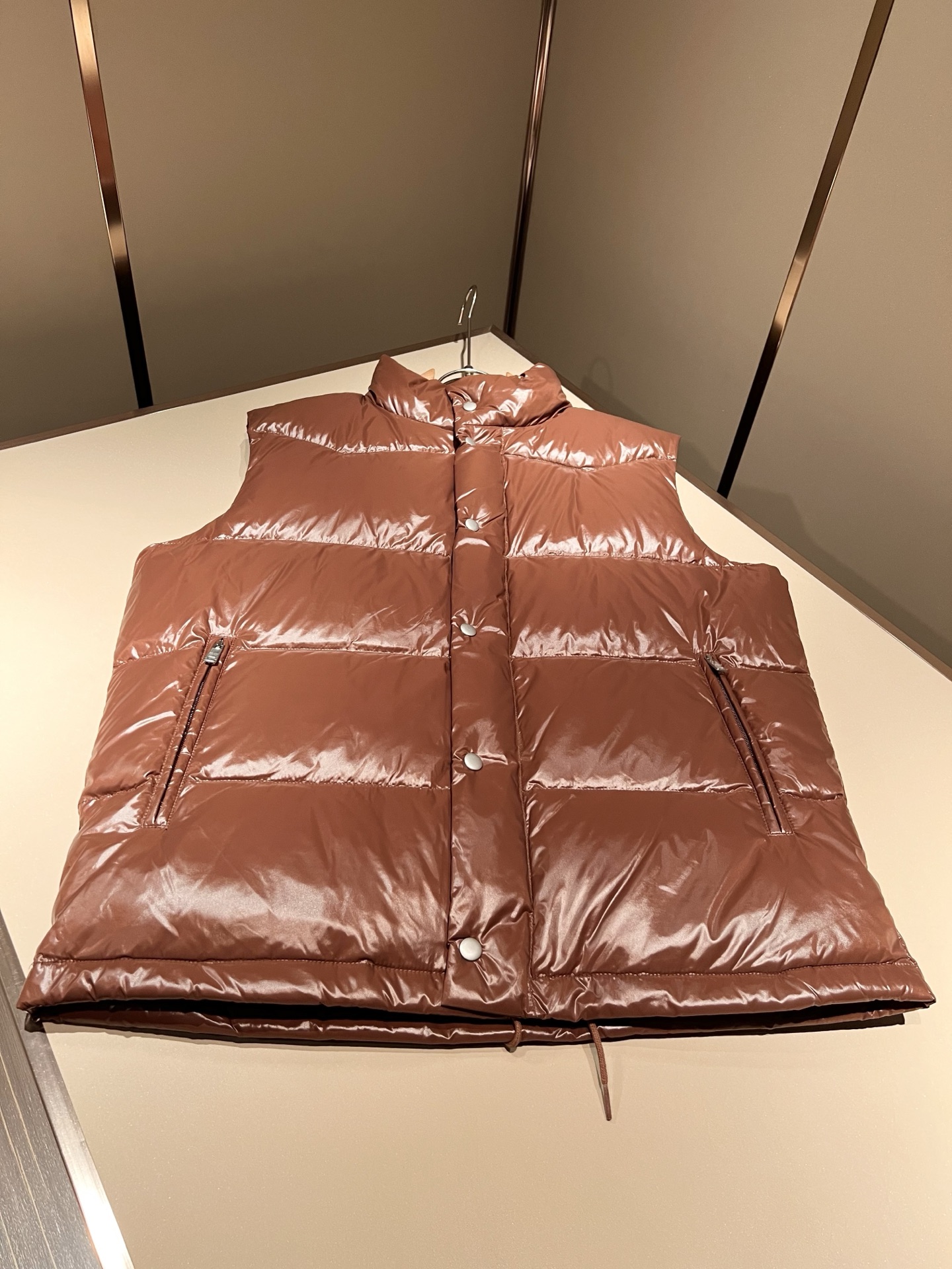 。 Prad*a 普*达2025秋冬男女同款👫羽绒服马甲外套，现货 Prad* 羽绒面料夹克 防水羽绒服