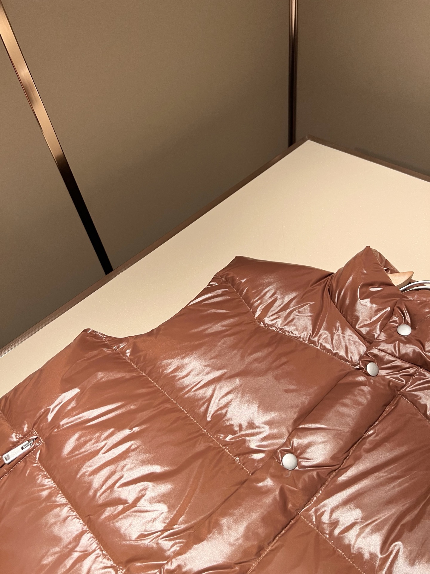 。 Prad*a 普*达2025秋冬男女同款👫羽绒服马甲外套，现货 Prad* 羽绒面料夹克 防水羽绒服