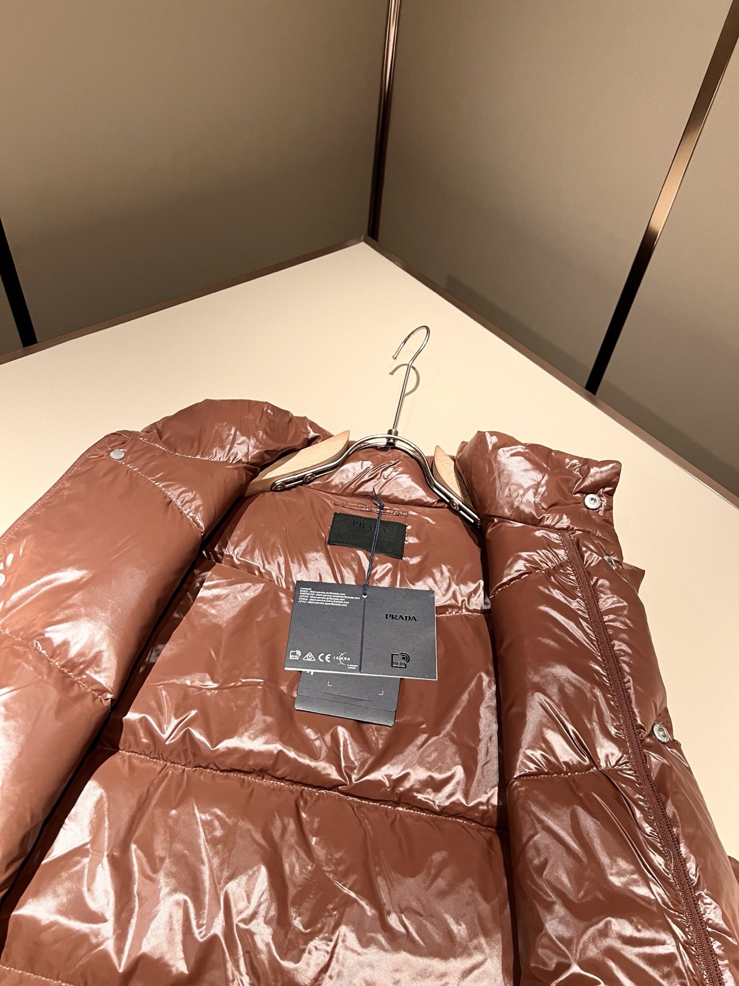 。 Prad*a 普*达2025秋冬男女同款👫羽绒服马甲外套，现货 Prad* 羽绒面料夹克 防水羽绒服