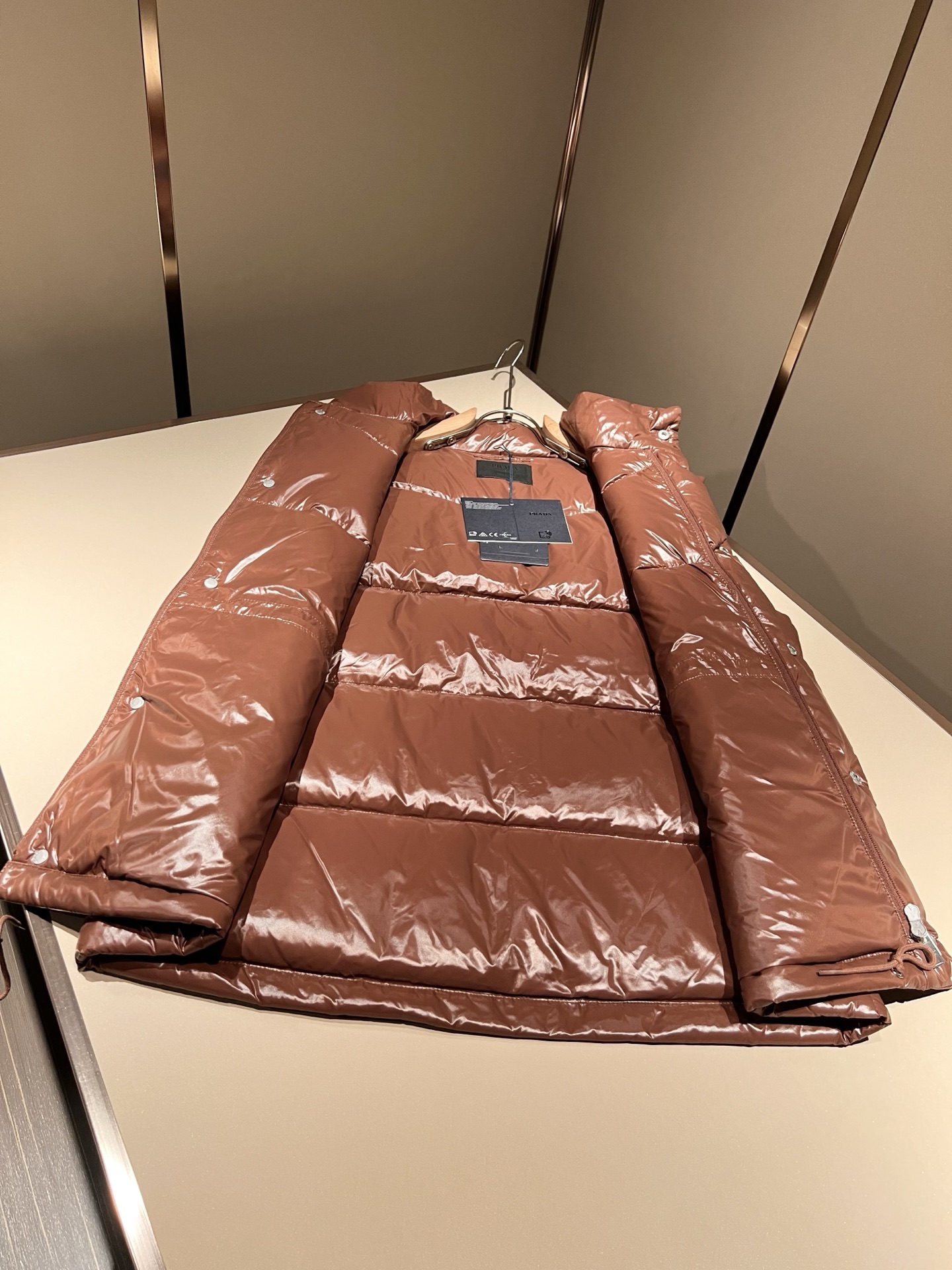 。 Prad*a 普*达2025秋冬男女同款👫羽绒服马甲外套，现货 Prad* 羽绒面料夹克 防水羽绒服