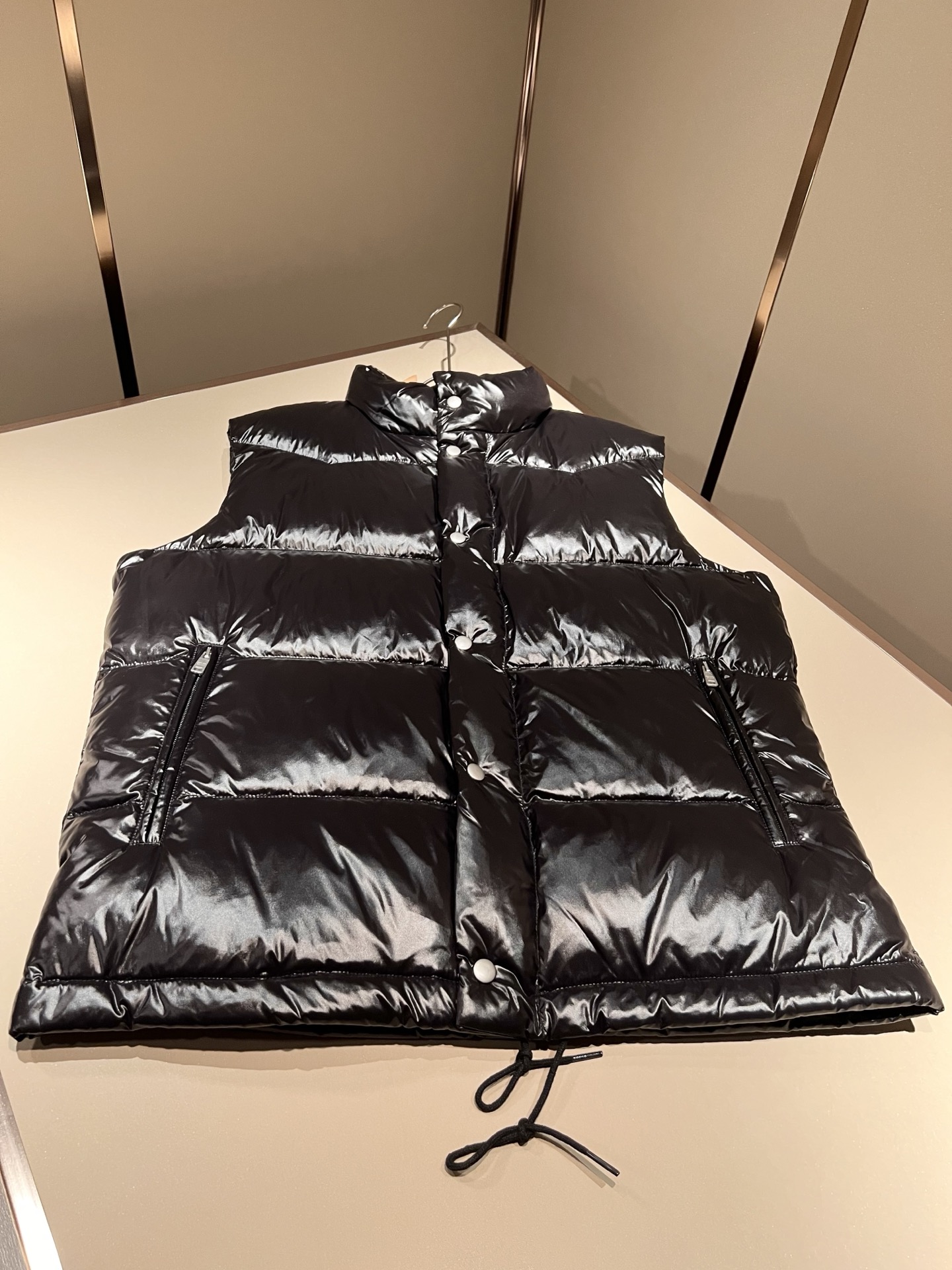 。Prad*a 普*达2025秋冬男女同款👫羽绒服马甲外套，现货 Prad* 羽绒面料夹克 防水羽绒服保