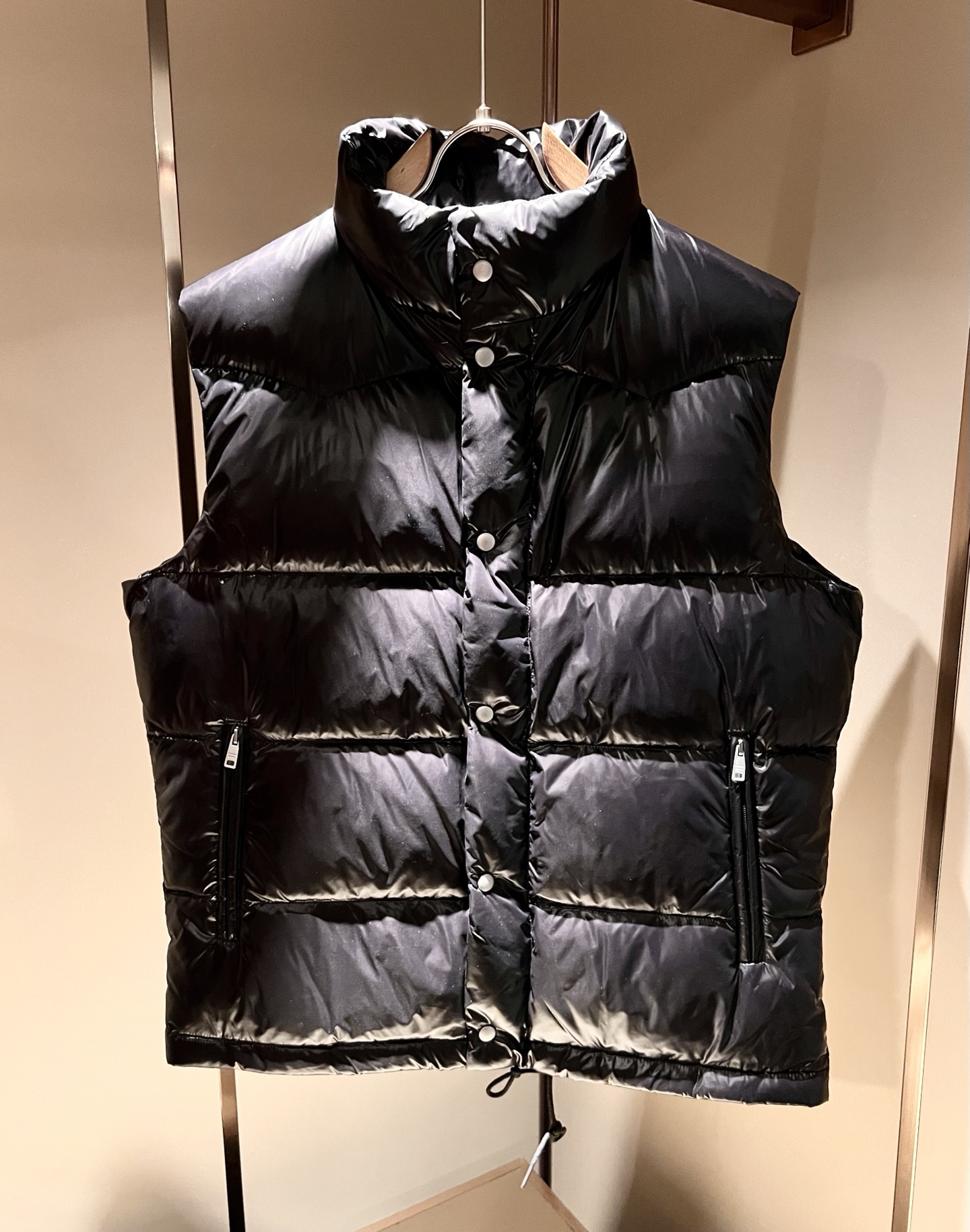 。Prad*a 普*达2025秋冬男女同款👫羽绒服马甲外套，现货 Prad* 羽绒面料夹克 防水羽绒服保