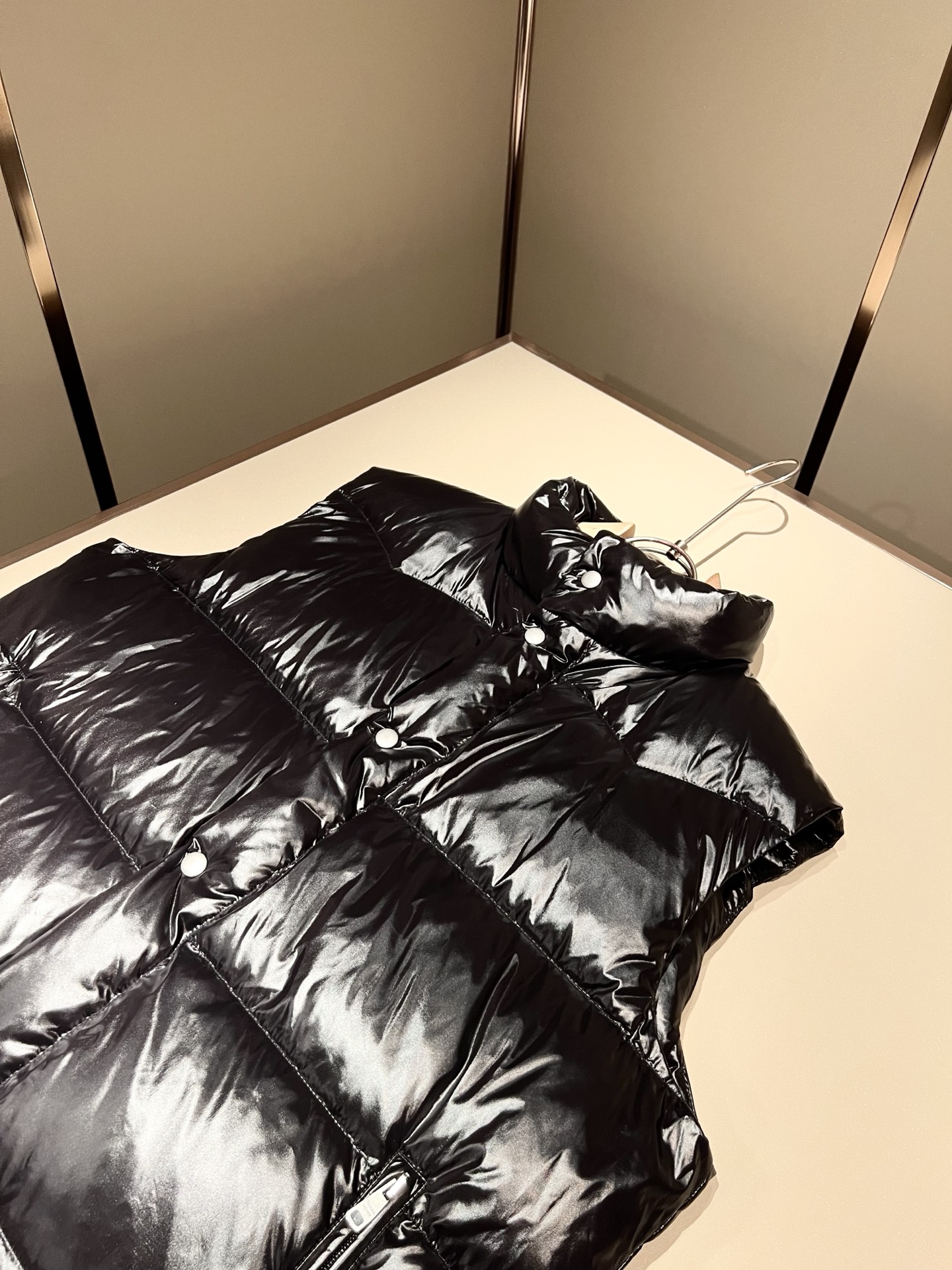 。Prad*a 普*达2025秋冬男女同款👫羽绒服马甲外套，现货 Prad* 羽绒面料夹克 防水羽绒服保