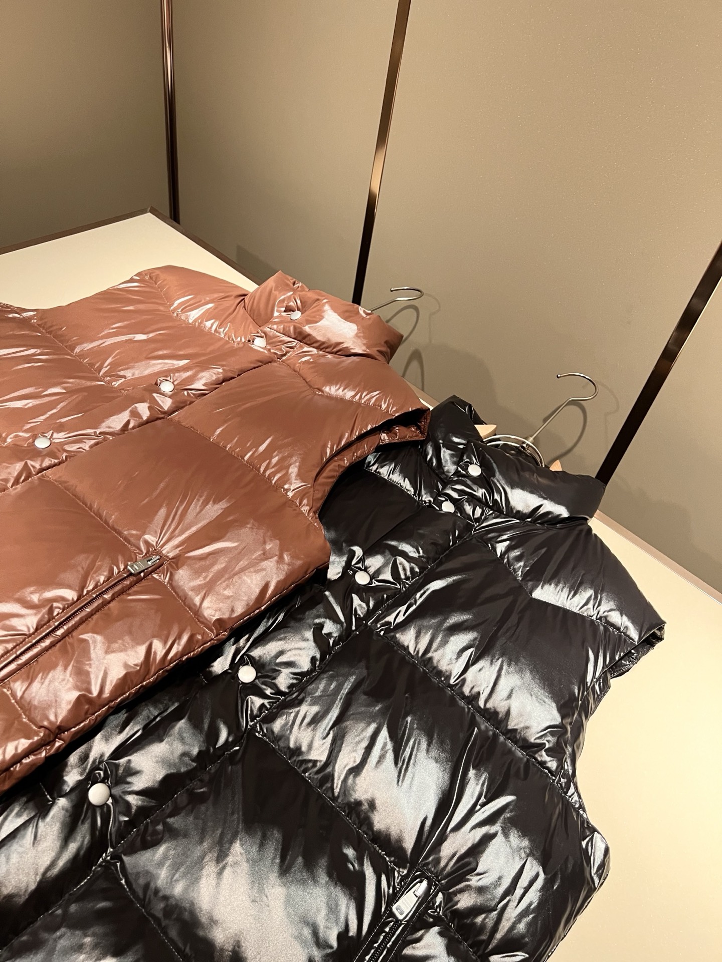 。Prad*a 普*达2025秋冬男女同款👫羽绒服马甲外套，现货 Prad* 羽绒面料夹克 防水羽绒服保