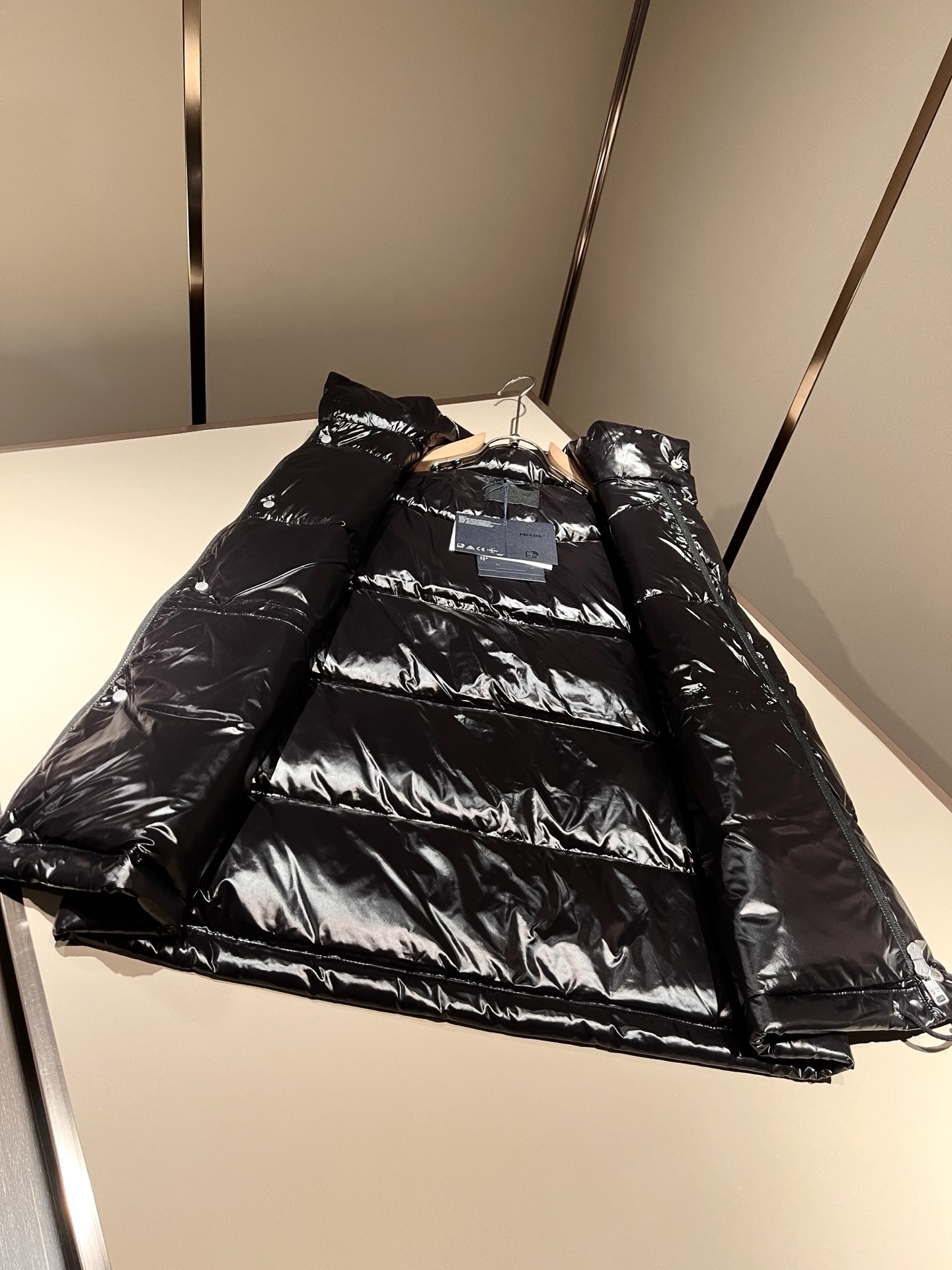 。Prad*a 普*达2025秋冬男女同款👫羽绒服马甲外套，现货 Prad* 羽绒面料夹克 防水羽绒服保