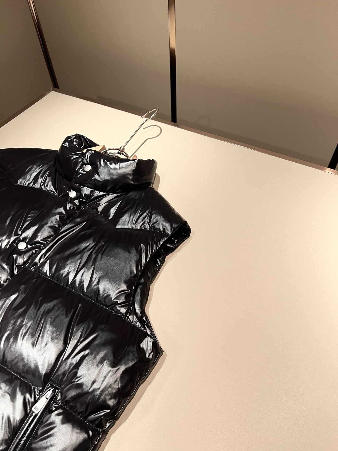 。Prad*a 普*达2025秋冬男女同款👫羽绒服马甲外套，现货 Prad* 羽绒面料夹克 防水羽绒服保