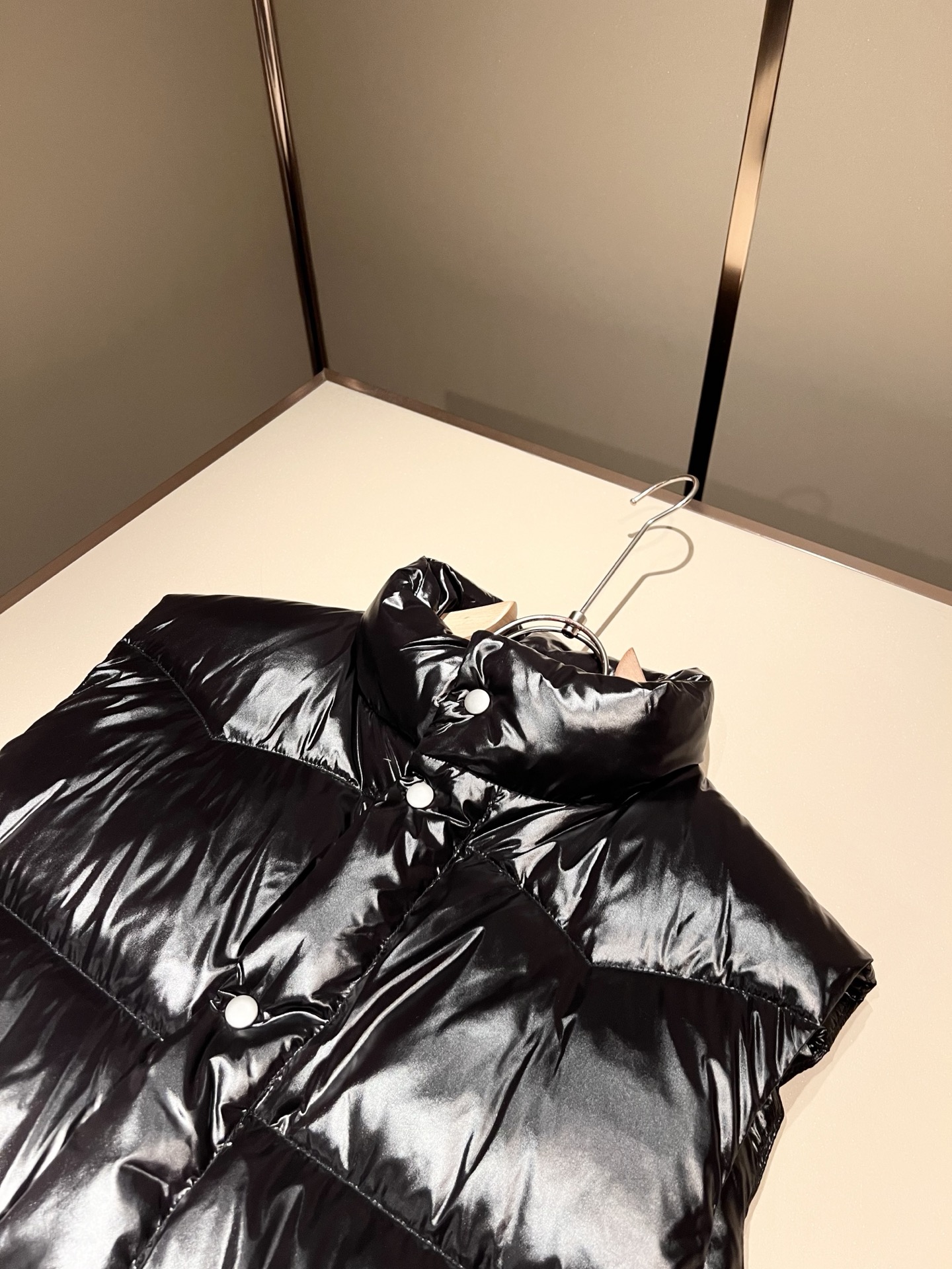 。Prad*a 普*达2025秋冬男女同款👫羽绒服马甲外套，现货 Prad* 羽绒面料夹克 防水羽绒服保