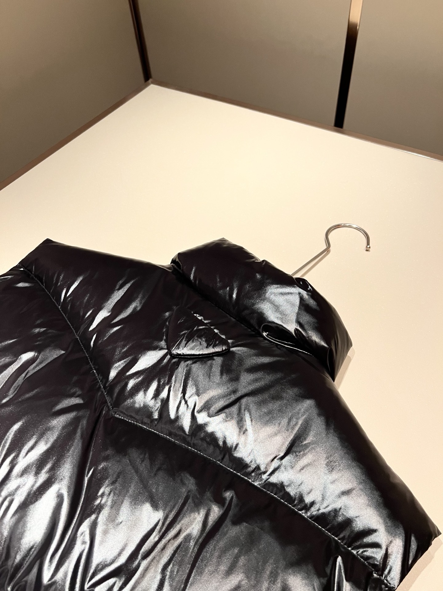 。Prad*a 普*达2025秋冬男女同款👫羽绒服马甲外套，现货 Prad* 羽绒面料夹克 防水羽绒服保