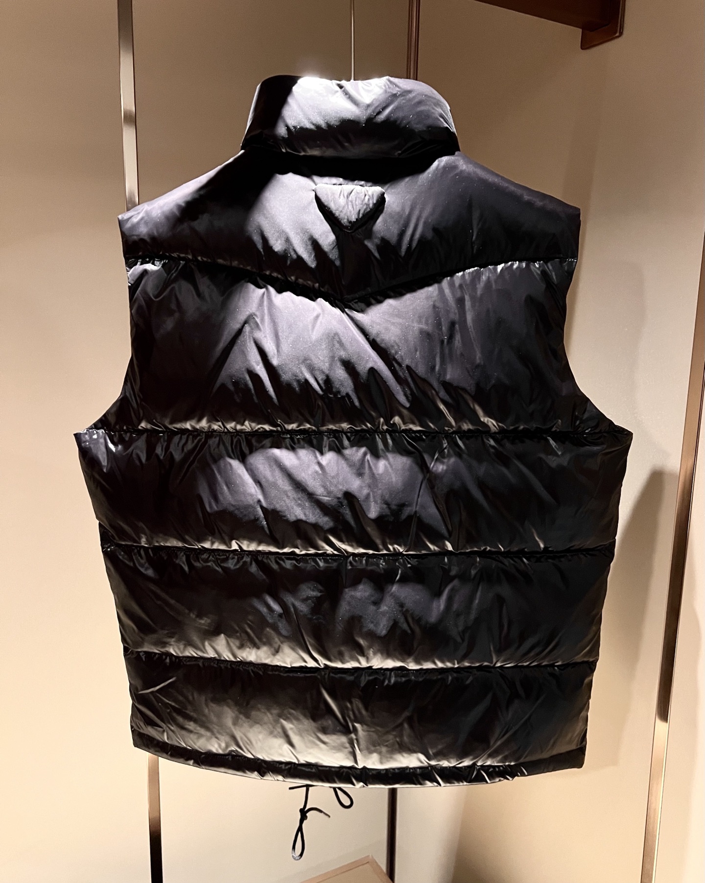 。Prad*a 普*达2025秋冬男女同款👫羽绒服马甲外套，现货 Prad* 羽绒面料夹克 防水羽绒服保