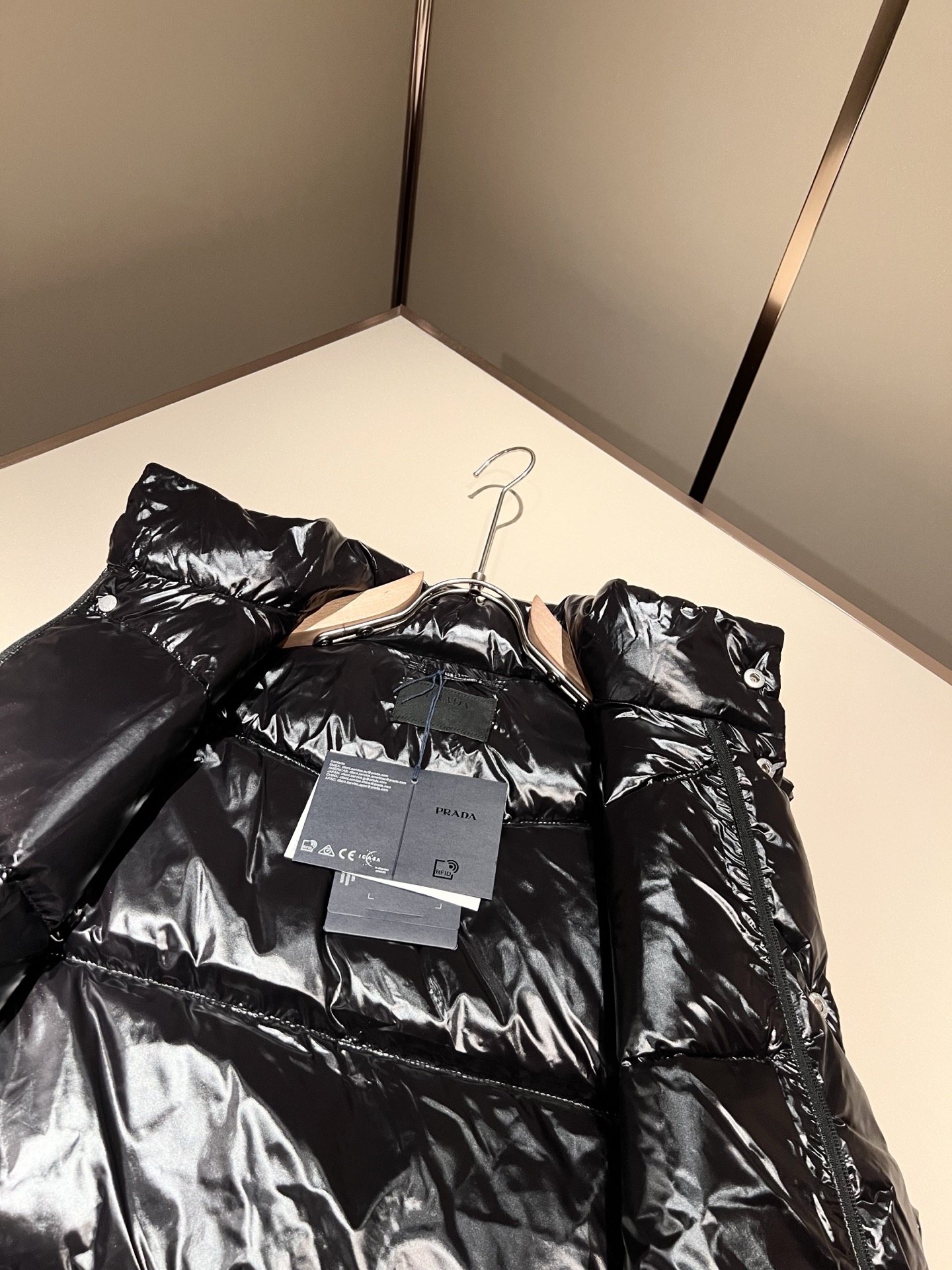 。Prad*a 普*达2025秋冬男女同款👫羽绒服马甲外套，现货 Prad* 羽绒面料夹克 防水羽绒服保