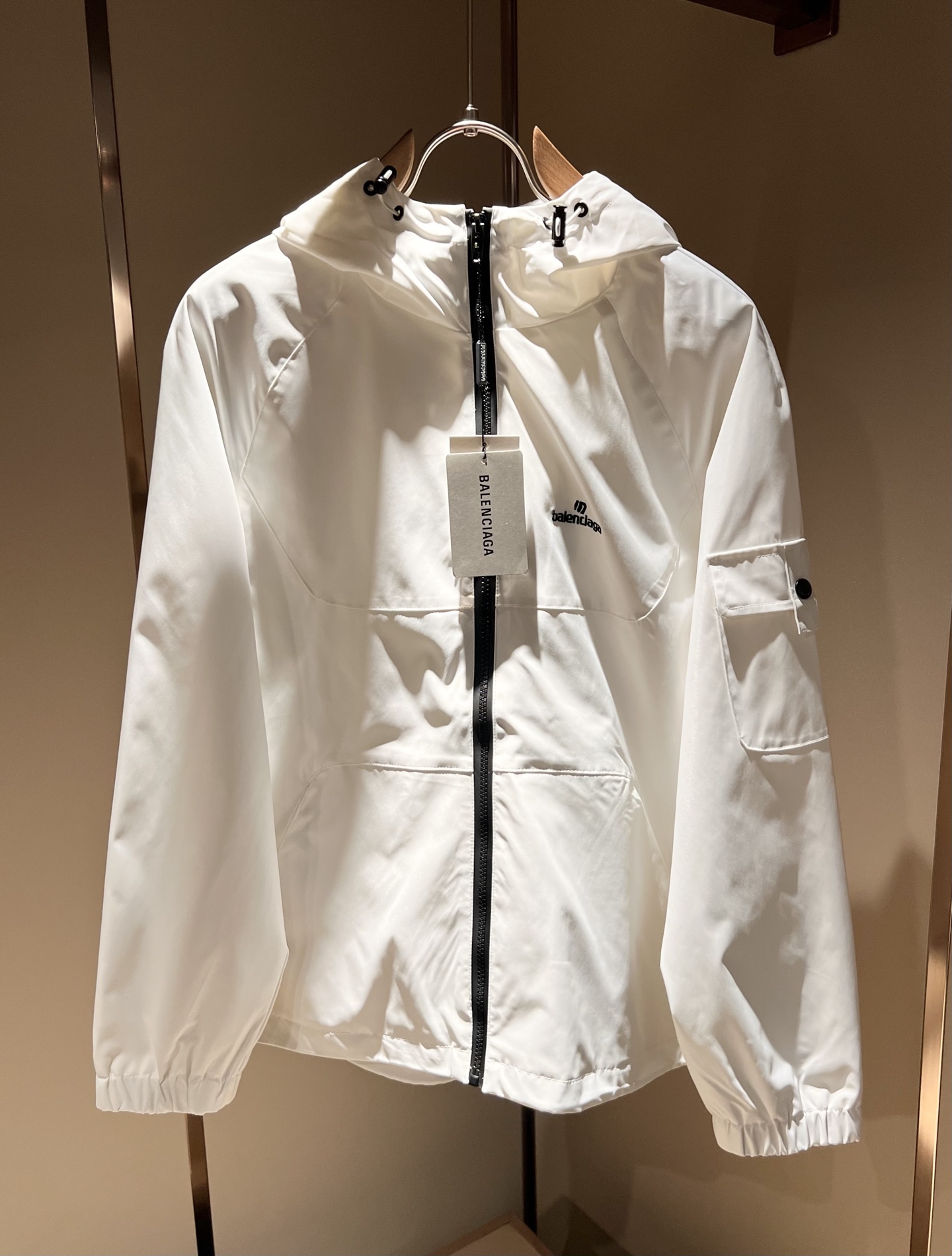 NO:610454,BALENCI*GA Paris* Home 2025 Autumn and Winter Casual Jackets, the latest fashionable casual suits, are rarely available through trading company channels, and are sold simultaneously on the official website. The most anticipated high-quality products of gods and goddesses are coming, allowing you to feel what true luxury has connotation! The upper body is comfortable, light and not stuffy, custom-made polyester fiber fabric!  Give you the most enjoyable wearing experience!  Logo pattern embroidery design on the chest!  It perfectly enhances the overall sense of luxury and class, and you can get the high-end luxury atmosphere at a glance! The basic and conventional hooded jacket is cut in a simple and versatile upper body that can easily cope with various occasions and environments. It is undoubtedly a must-have for daily commuting! Sizes M-3XL,,balenciaga,jackets & coats,jackets & coats,hats,alexander wang19860909BALENCI*GA巴黎*家 2025秋冬休闲夹克外套,最新时尚休闲套装,贸易公司渠道稀出,同步官网发售,男神女神最为期待的精品狠货重磅来袭,让你感受到什么叫真正的高奢有内涵!上身舒适轻盈不闷热, 定制聚酯纤维面料！给你最为享受的穿着体验！胸前Logo图案刺绣设计！完美提升了整体的奢华档次感,一眼就能Get到的高端奢华气息!基础常规的连帽夹克版型裁剪,上身百搭简约不挑人,轻松应对各种场合与环境,属于日常通勤必备的臻品无疑!尺码M-3XL,,balenciaga,jackets & coats,jackets & coats,hats,alexander wang,Men's clothing