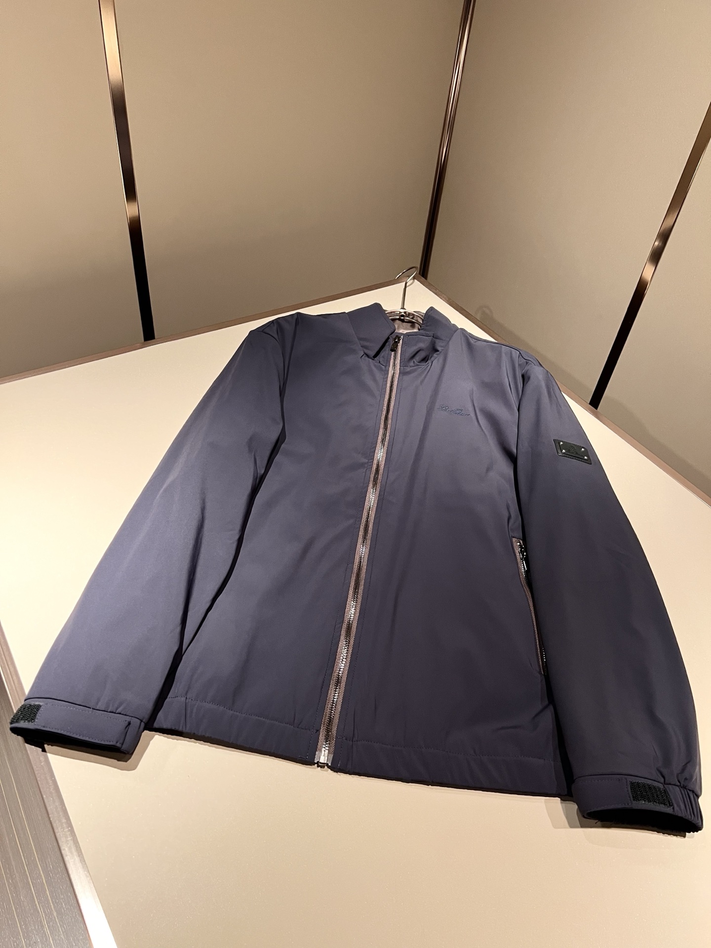 Loro Piana诺悠翩雅 2025秋冬新品男士休闲夹克外套，外贸公司订单！客供聚酯纤维材质，胸前lo