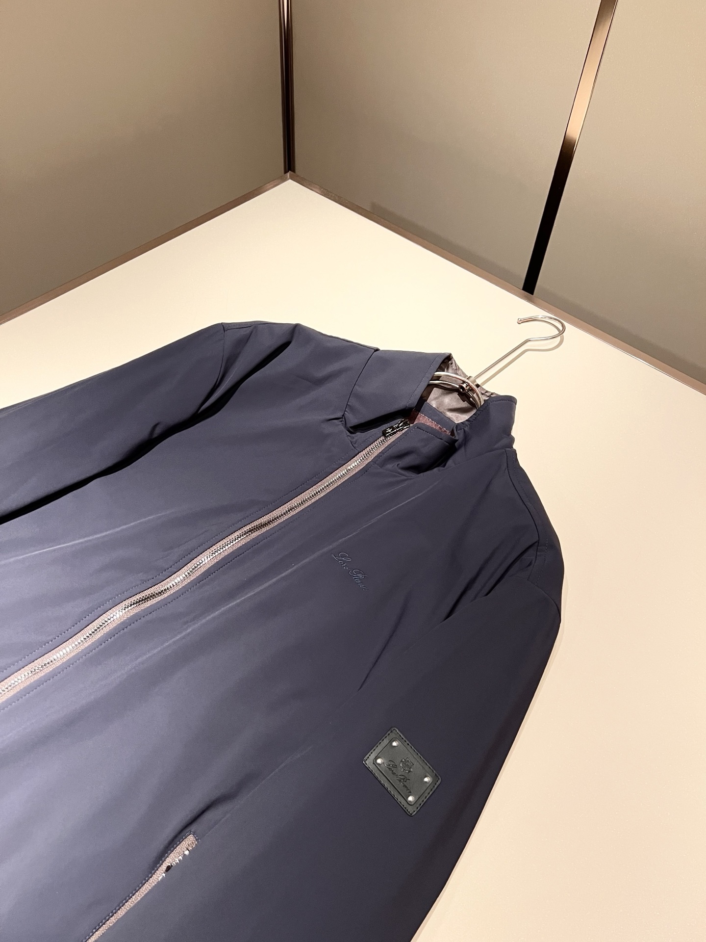 Loro Piana诺悠翩雅 2025秋冬新品男士休闲夹克外套，外贸公司订单！客供聚酯纤维材质，胸前lo