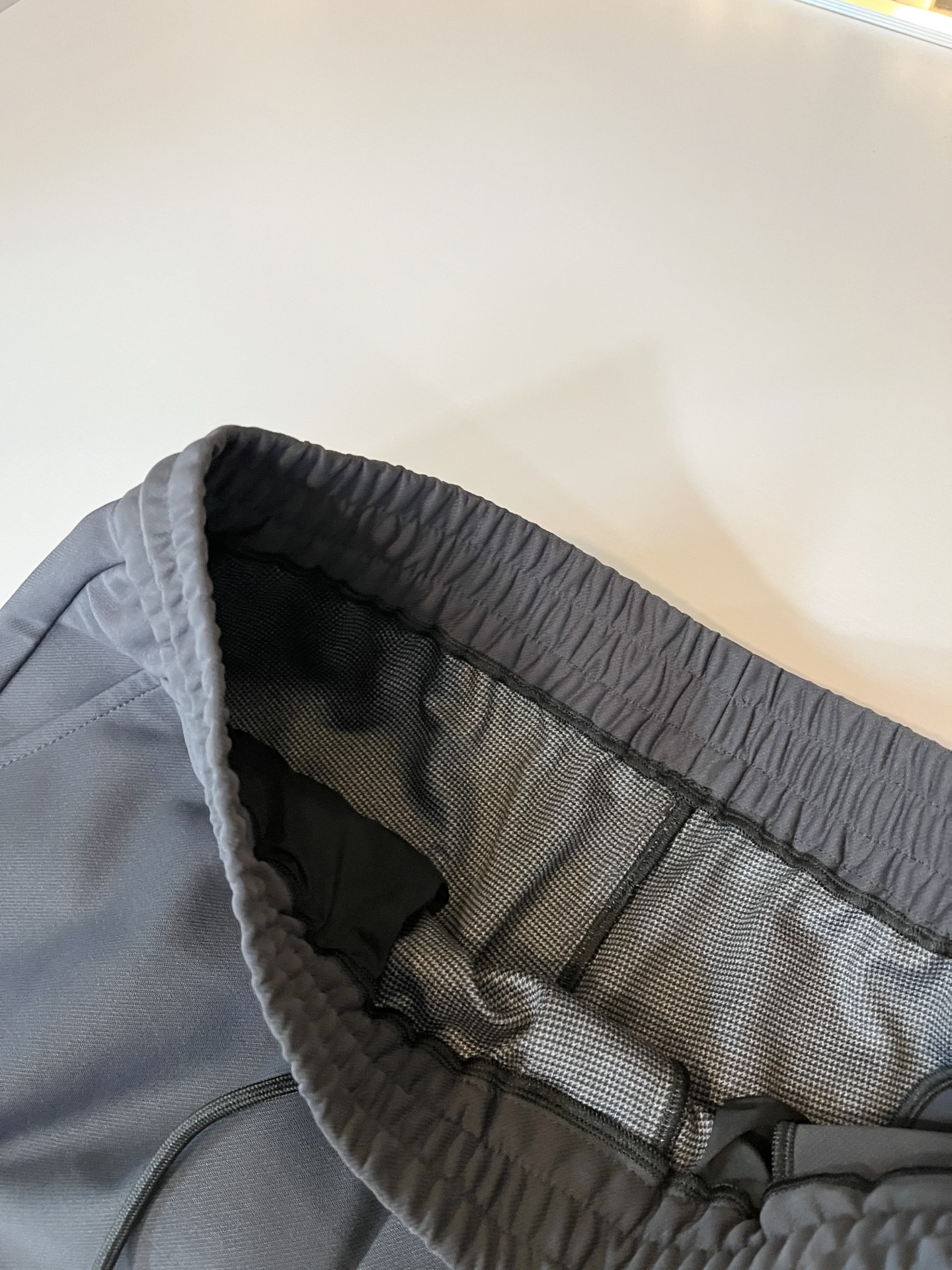 PRA*DA普*达 2025秋冬新款男士休闲裤，高端品质之选……一款松紧腰抽绳休闲卫裤兼备的百搭裤装，也