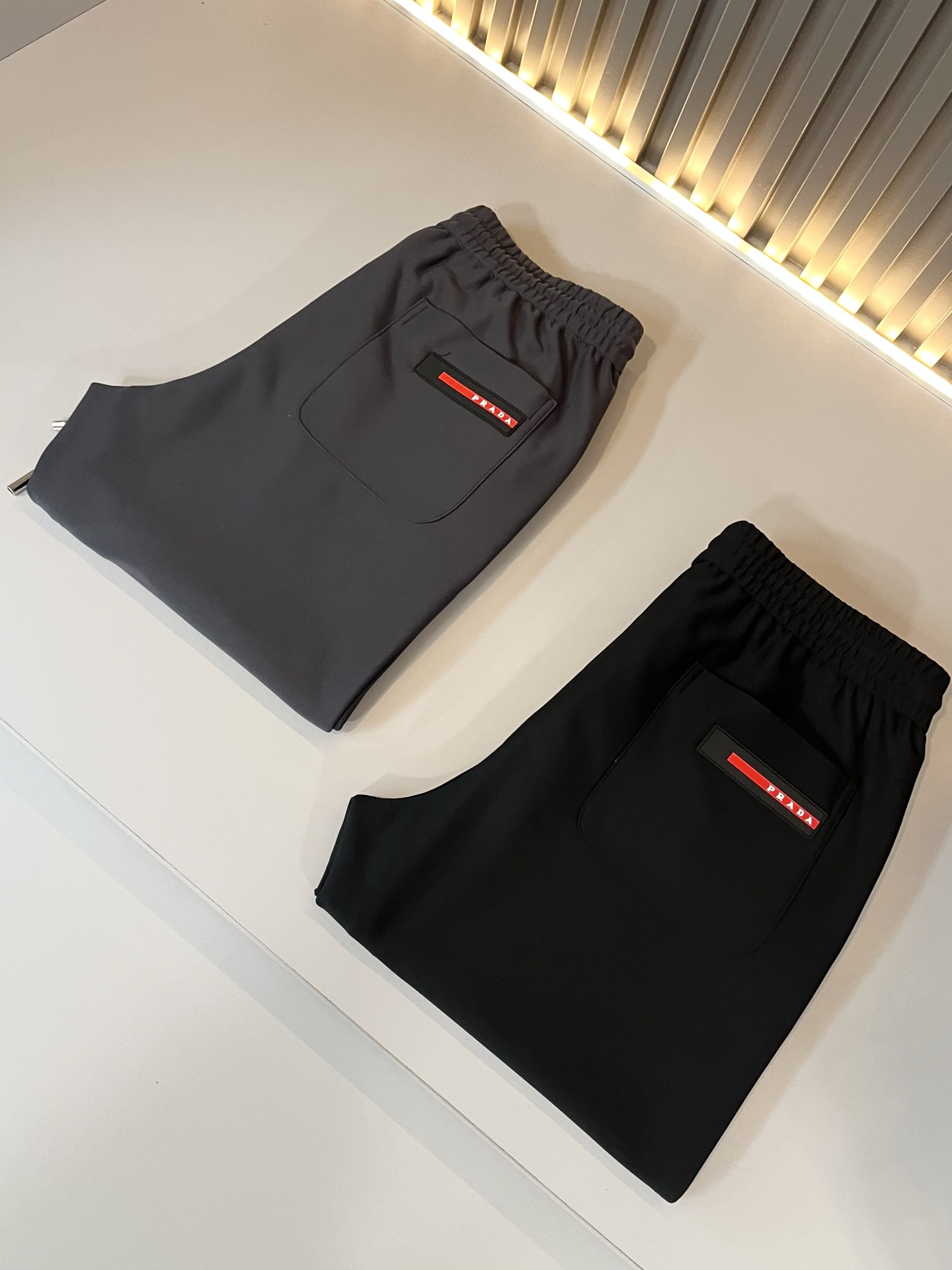 PRA*DA普*达 2025秋冬新款男士休闲裤，高端品质之选……一款松紧腰抽绳休闲卫裤兼备的百搭裤装，也