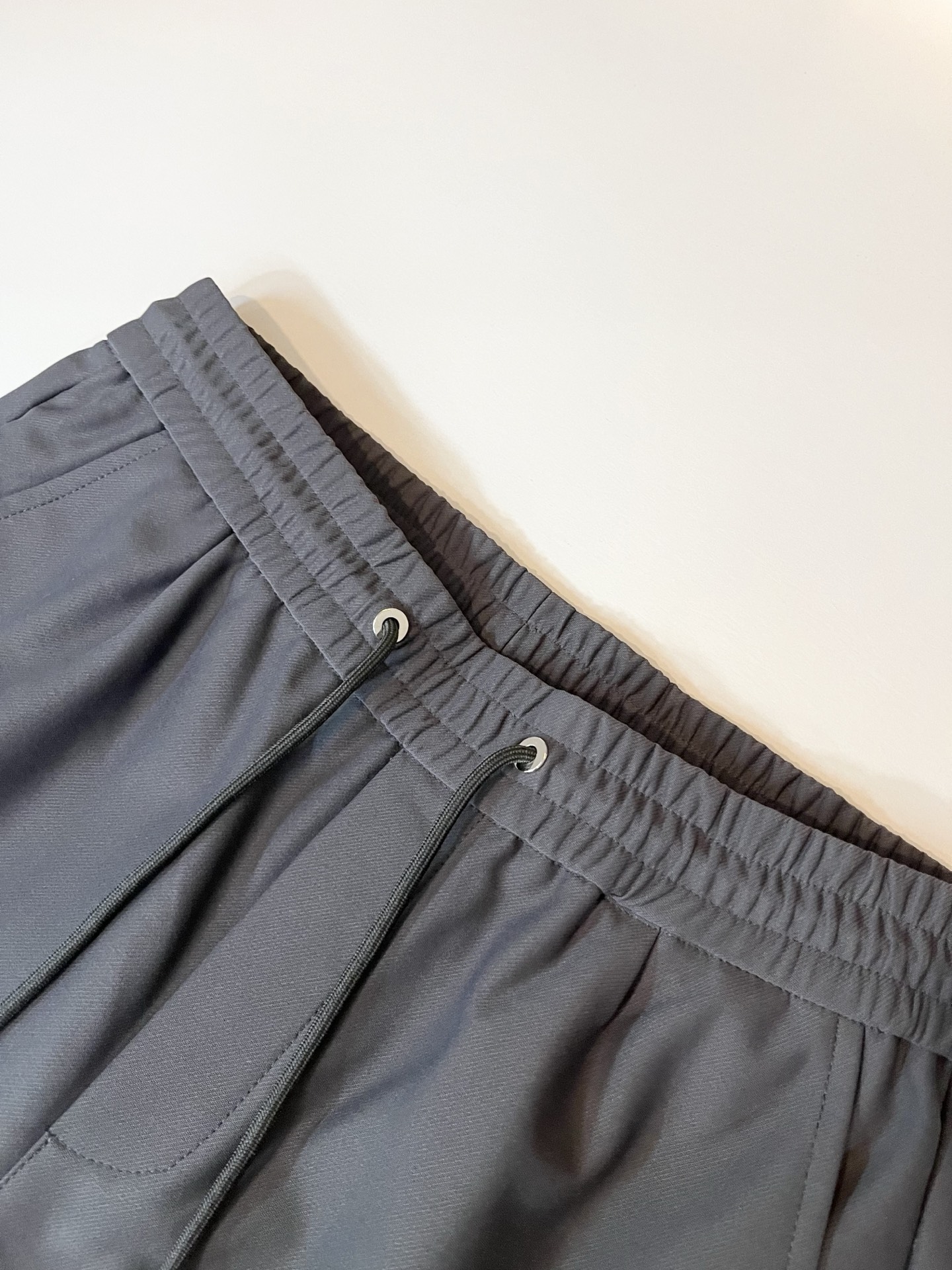 PRA*DA普*达 2025秋冬新款男士休闲裤，高端品质之选……一款松紧腰抽绳休闲卫裤兼备的百搭裤装，也