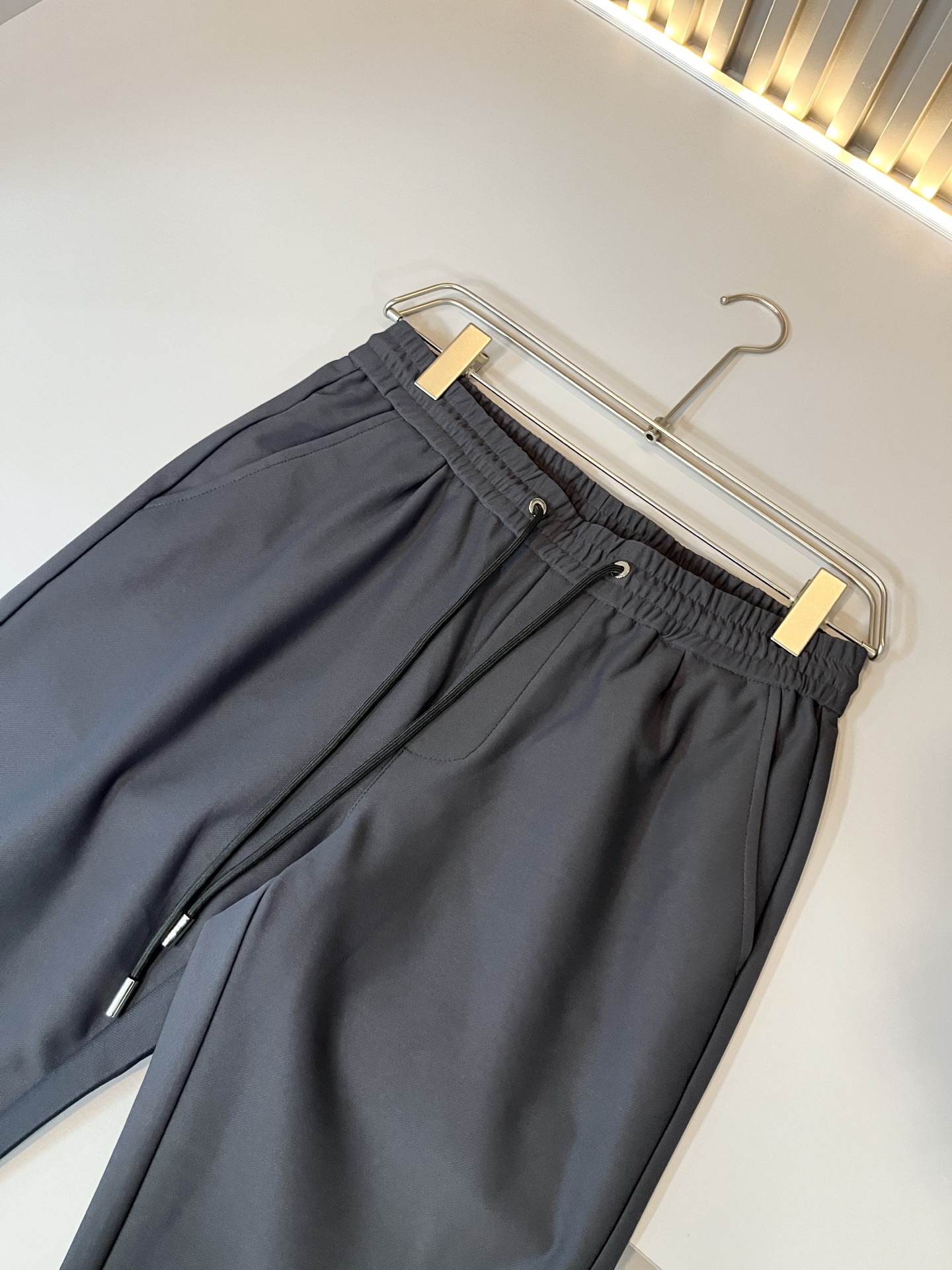 PRA*DA普*达 2025秋冬新款男士休闲裤，高端品质之选……一款松紧腰抽绳休闲卫裤兼备的百搭裤装，也