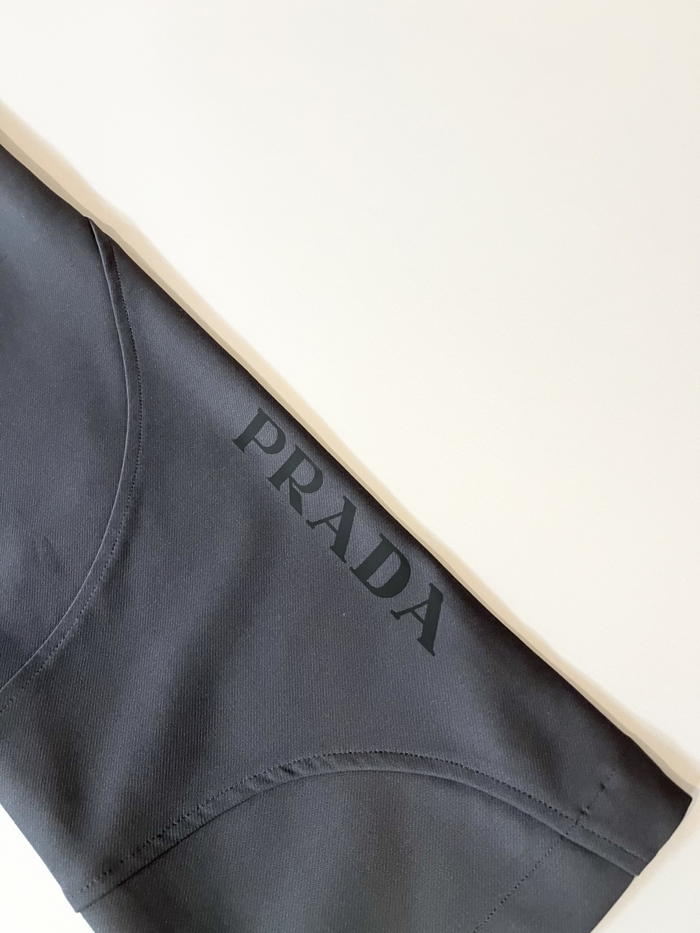 PRA*DA普*达 2025秋冬新款男士休闲裤，高端品质之选……一款松紧腰抽绳休闲卫裤兼备的百搭裤装，也