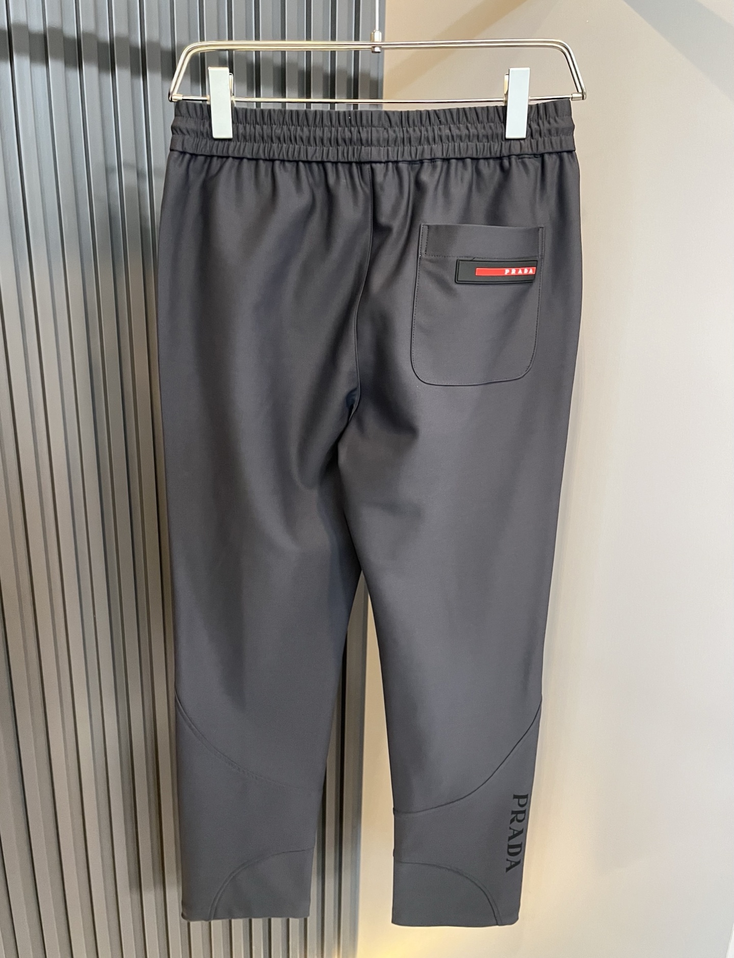 PRA*DA普*达 2025秋冬新款男士休闲裤，高端品质之选……一款松紧腰抽绳休闲卫裤兼备的百搭裤装，也