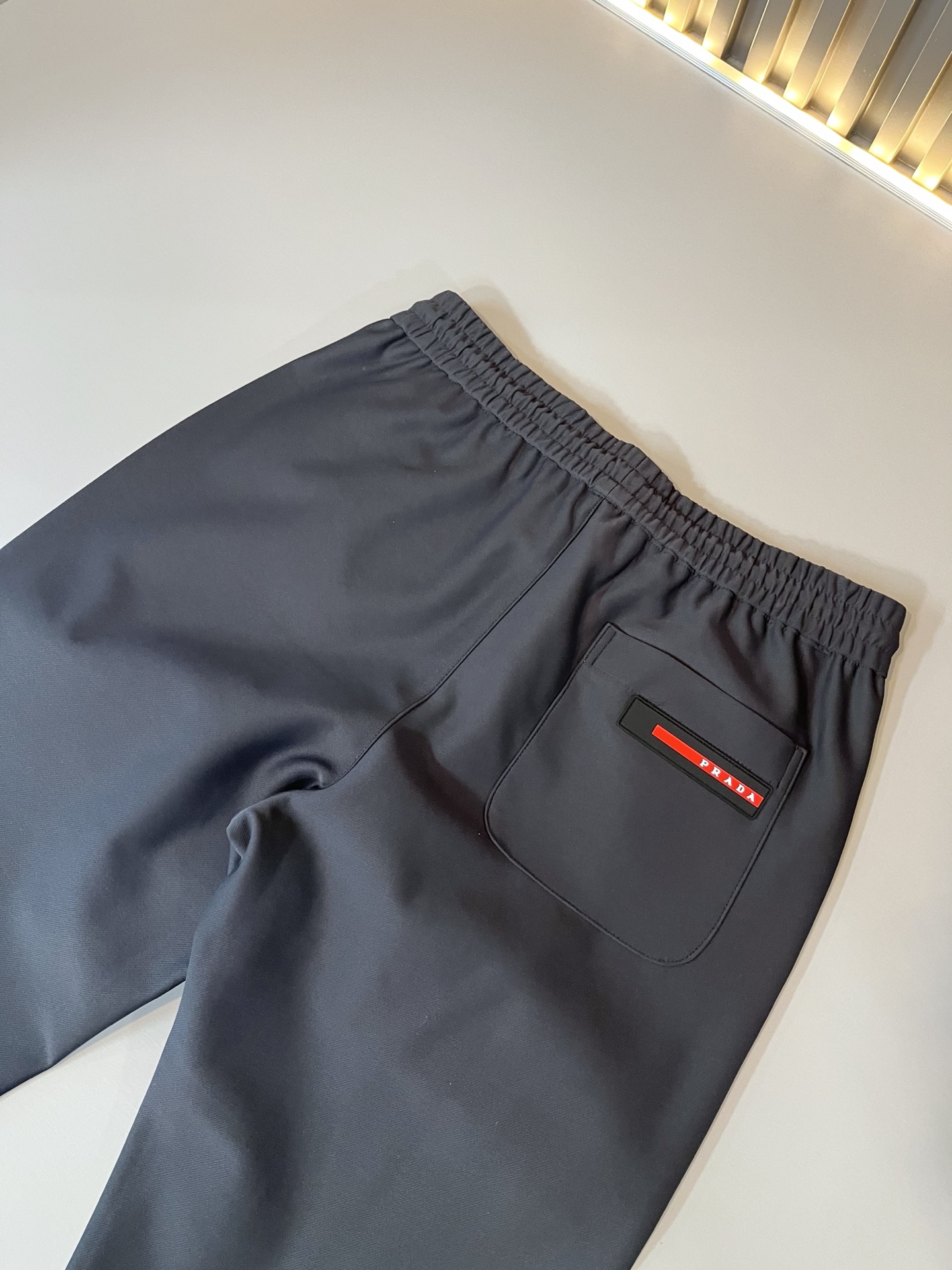 PRA*DA普*达 2025秋冬新款男士休闲裤，高端品质之选……一款松紧腰抽绳休闲卫裤兼备的百搭裤装，也