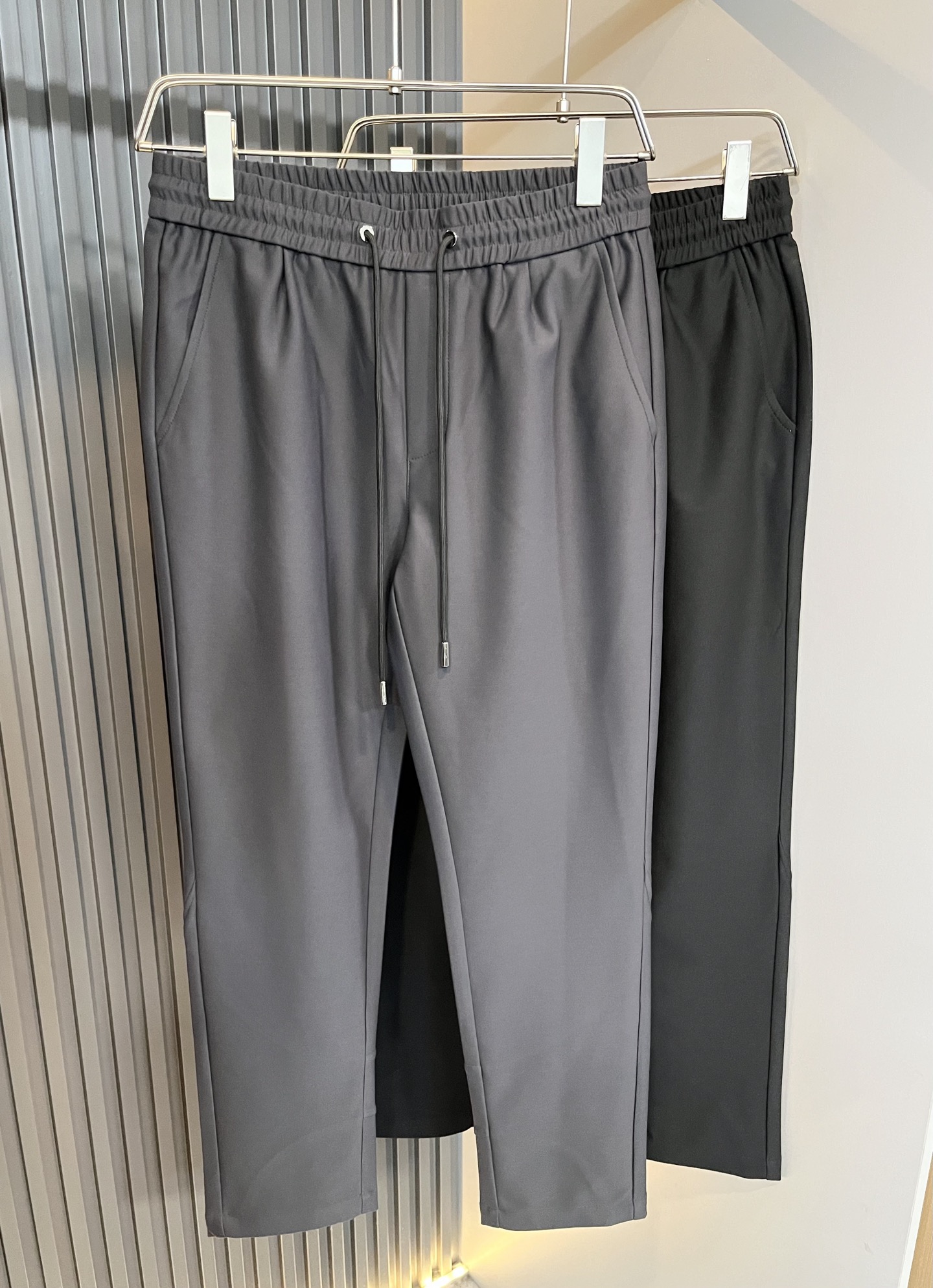 NO:610409,PRA*DA 2025 new autumn and winter men's casual pants, a high-end quality choice... A versatile trousers with elastic waist and drawstring casual pants, it is also an indispensable matching artifact in men's wardrobe, and it is a practical classic style!  The design style of the entire pair of casual pants is simple and fashionable, which is very consistent with the low-luxury style setting. It has excellent skin-friendly value, is easy to wear, and has a full-featured logo design on the back!  This type of trousers is made of high-quality spandex cotton fabric. The fabric is comfortable, soft and delicate to the touch, has a good vertical feel, and the surface is bright and clear texture. It looks very textured and has a fine and high-end charm. It has first-class and exquisite straight-leg tailoring, with meticulous and smooth routing. It is a trousers that looks good with any casual casual style. If you like it, hurry up and get it, good products can’t wait for others!  Size M-3XL,,prada,alexander wang19860909PRA*DA普*达 2025秋冬新款男士休闲裤,高端品质之选……一款松紧腰抽绳休闲卫裤兼备的百搭裤装,也是男士衣橱里不可缺少的搭配神器,属于实穿型的经典款式！整条休闲裤的设计风格简洁时尚,非常符合低奢的风格设定,亲肤值优越,穿着方便,细节感十足后幅logo设计！此款裤装采用优质氨纶棉面料打造而成,面料舒服,手感柔软细腻,有着很好的垂直感,表面亮泽清晰的纹理,看上去非常有质感,细品高级韵味十足.一流精湛的直筒版型裁剪,走线细致平顺工整,休闲随意怎么搭配都好看的裤装,喜欢的赶紧入手吧,好货可不等人！尺码M-3XL,,prada,alexander wang,Men's clothing