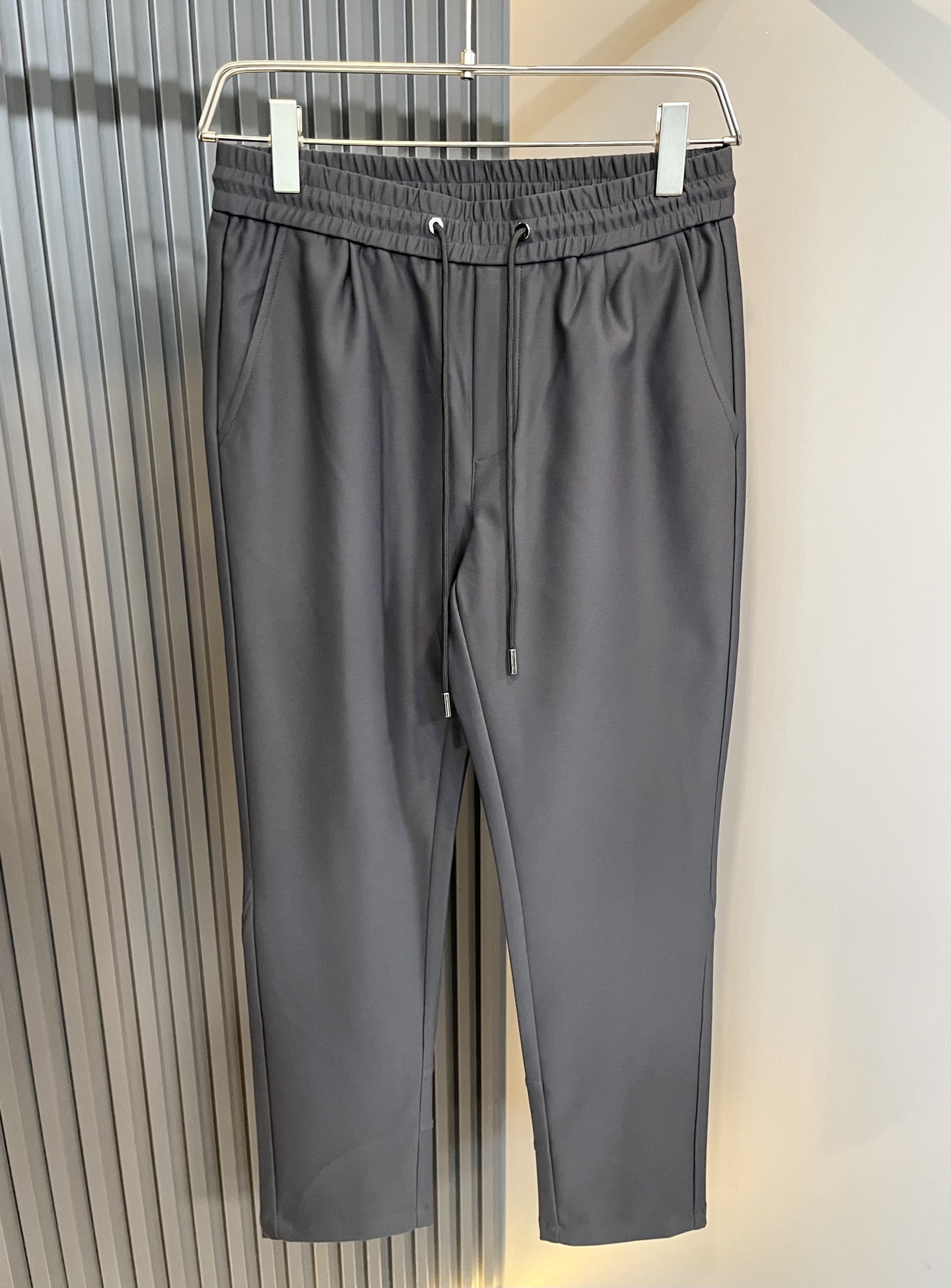 PRA*DA普*达 2025秋冬新款男士休闲裤，高端品质之选……一款松紧腰抽绳休闲卫裤兼备的百搭裤装，也