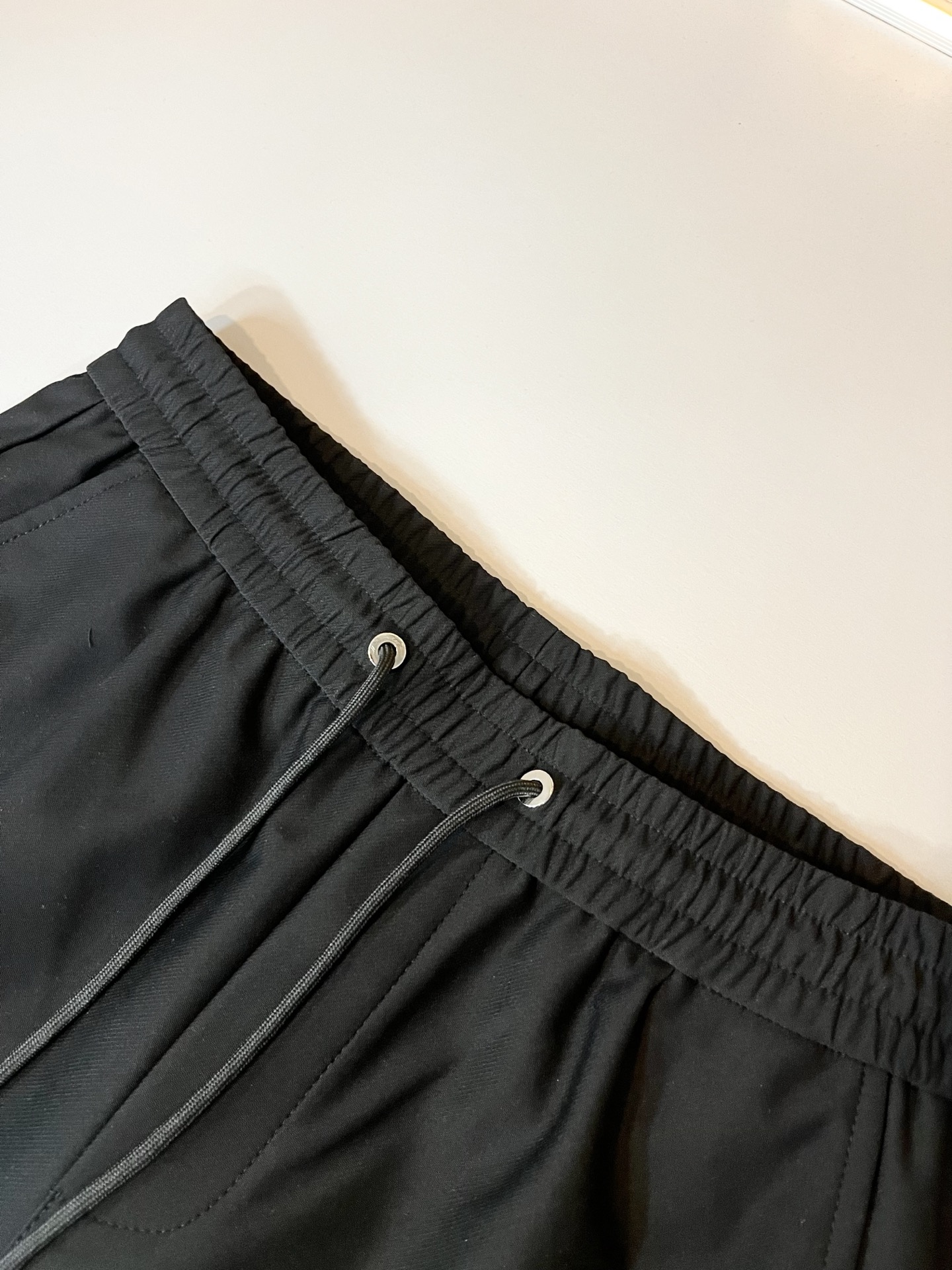 PRA*DA普*达 2025秋冬新款男士休闲裤，高端品质之选……一款松紧腰抽绳休闲卫裤兼备的百搭裤装，也