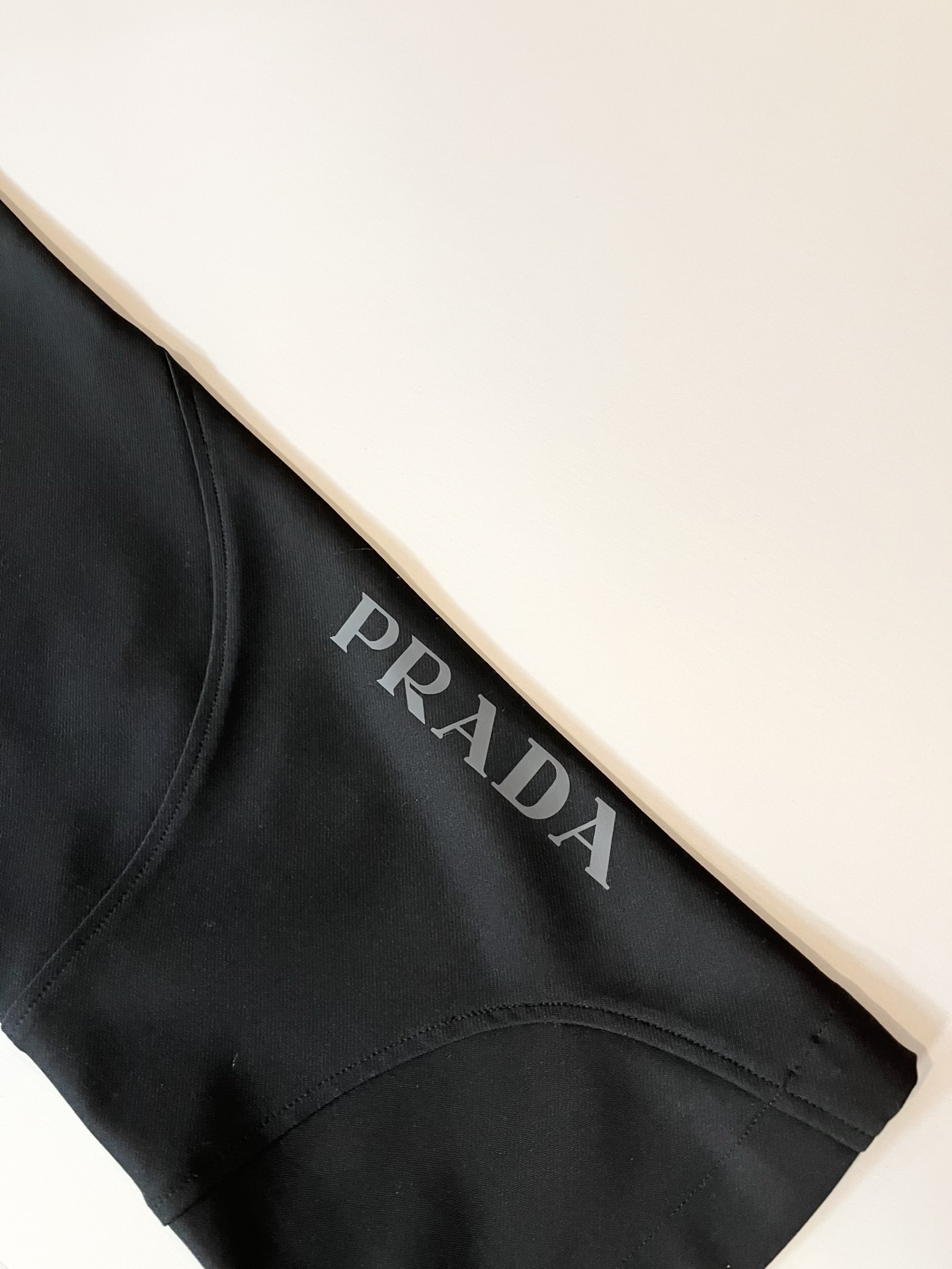 PRA*DA普*达 2025秋冬新款男士休闲裤，高端品质之选……一款松紧腰抽绳休闲卫裤兼备的百搭裤装，也