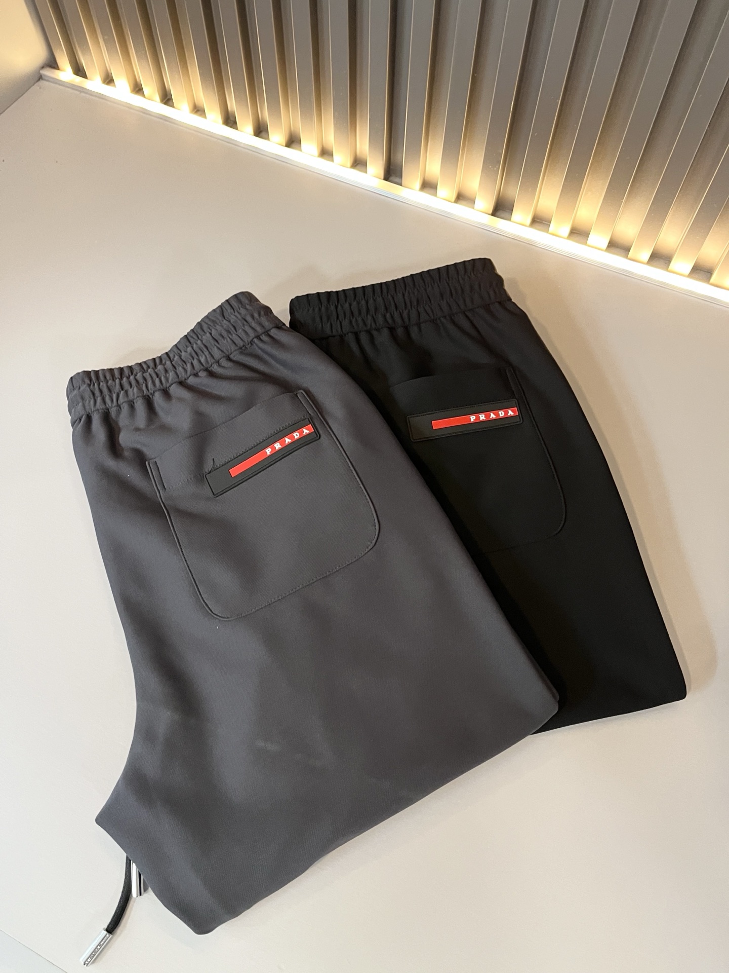 PRA*DA普*达 2025秋冬新款男士休闲裤，高端品质之选……一款松紧腰抽绳休闲卫裤兼备的百搭裤装，也