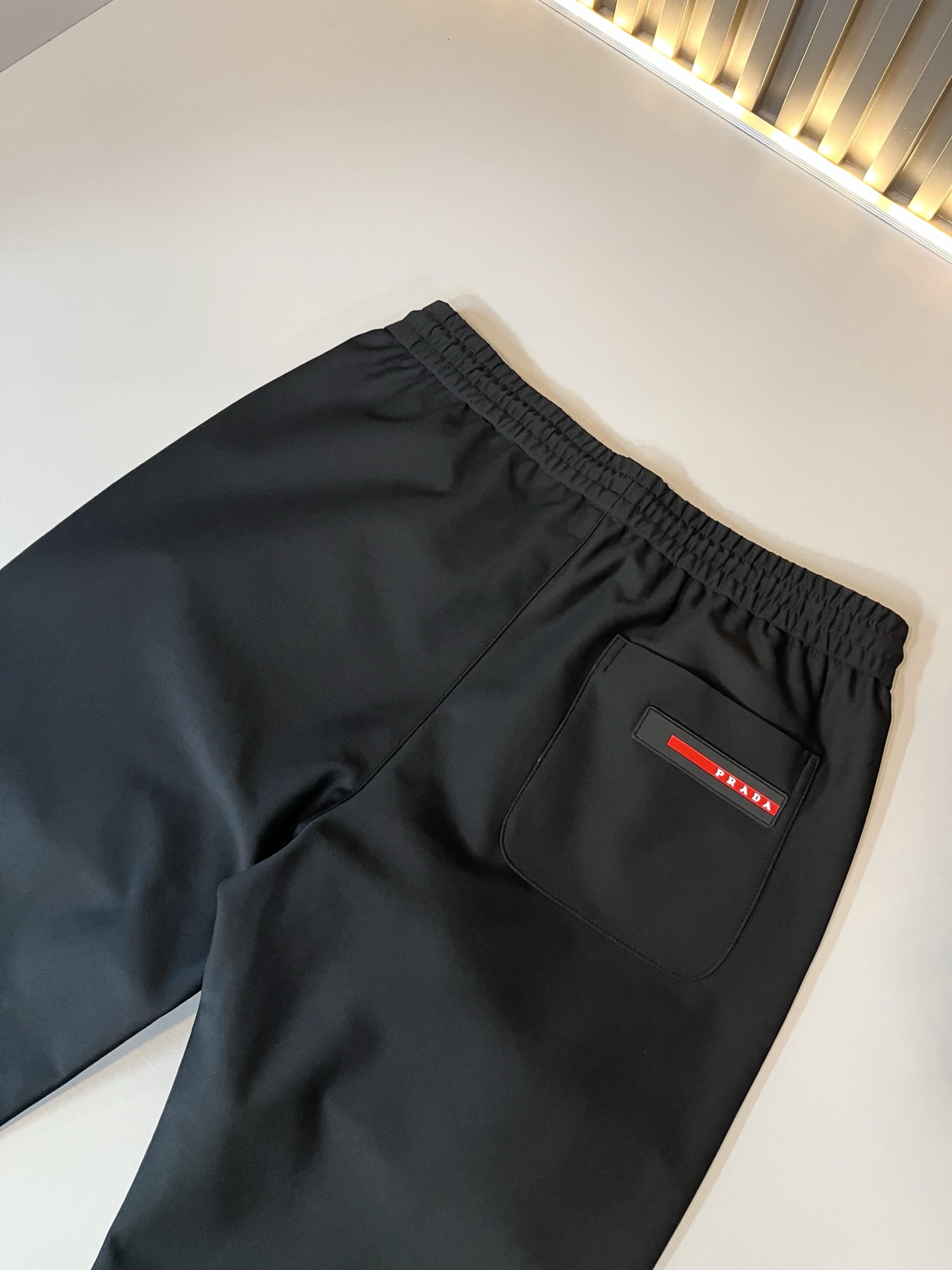 PRA*DA普*达 2025秋冬新款男士休闲裤，高端品质之选……一款松紧腰抽绳休闲卫裤兼备的百搭裤装，也