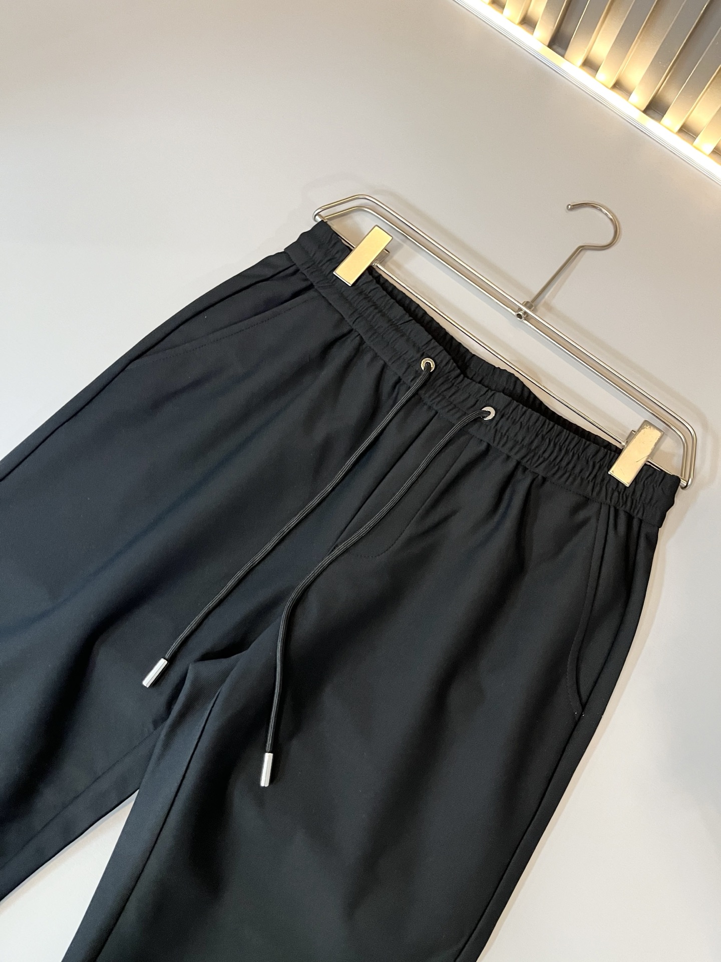 PRA*DA普*达 2025秋冬新款男士休闲裤，高端品质之选……一款松紧腰抽绳休闲卫裤兼备的百搭裤装，也