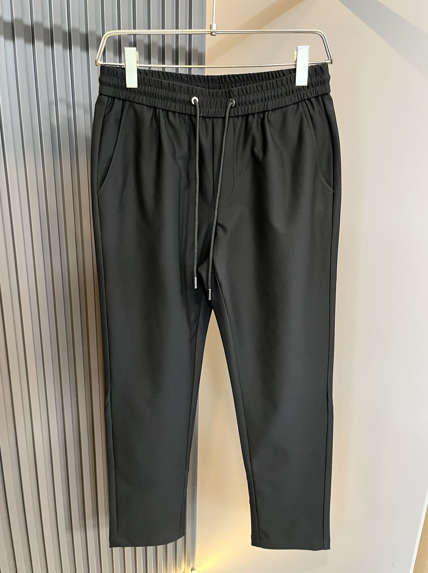 PRA*DA普*达 2025秋冬新款男士休闲裤，高端品质之选……一款松紧腰抽绳休闲卫裤兼备的百搭裤装，也