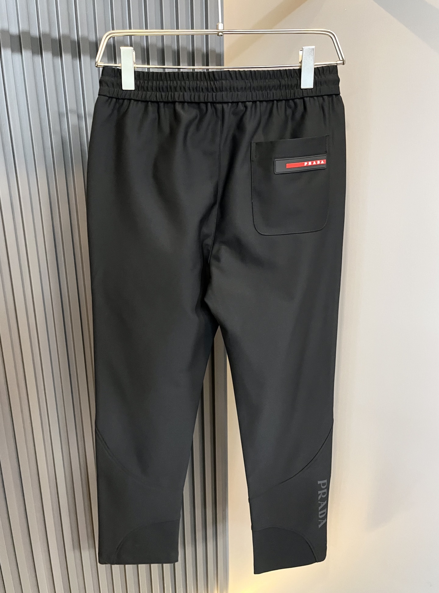 PRA*DA普*达 2025秋冬新款男士休闲裤，高端品质之选……一款松紧腰抽绳休闲卫裤兼备的百搭裤装，也