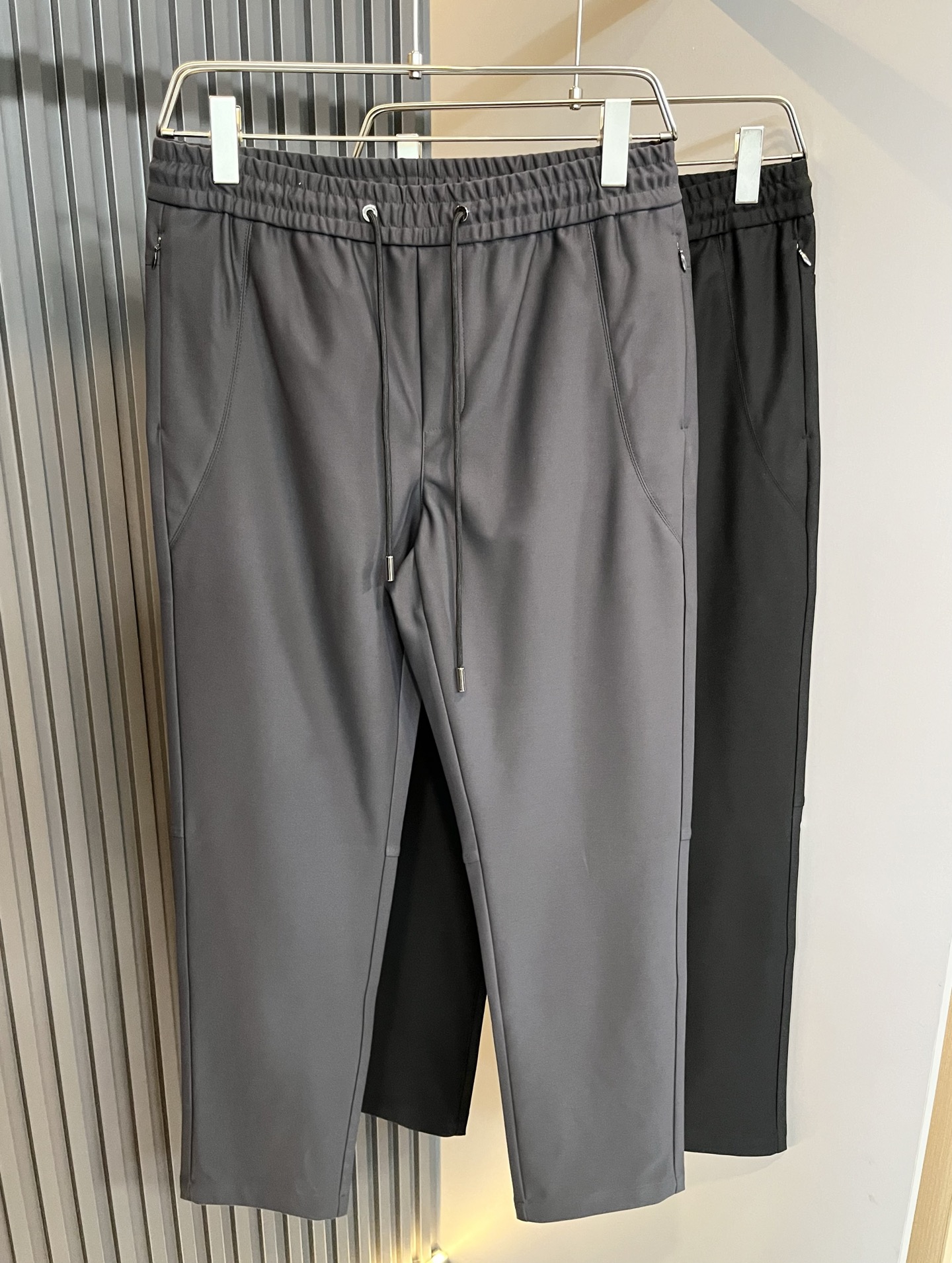 NO:610522,lululemon 2025 autumn and winter new men's and women's casual pants, Italian original order channel, highly personalized and high-end style, logo pattern embroidery design!  Couple style casual pants, customized original polyester fiber fabric!  The latest popular fashion product has arrived. It is a simple and high-end fashion item. It is a fashion product with very high-end charm and is a must-have item for fashion trends!  Italian original factory channel, special supply level order, released simultaneously by Hong Kong, Macao and Taiwan buyer stores, this year's latest popular product is also the most classic product, and its specifications and grades are beyond doubt!  !  The selection is extremely diverse. It goes without saying that this style has that fresh and natural feeling, which highlights the brand's charm and high-end sense. The texture of this style is very good, and the weight and color that can be felt by hand are even better on the skin. It is a full wearing enjoyment!  !  Size: M-3XL,,alexander wang19860909lululemon 露露乐蒙 2025秋冬新款男女同款休闲裤,意大利原厂订单渠道,极具个性高级风,标志logo图案刺绣工艺设计！情侣款休闲裤,定制原版聚酯纤维面料！最新时尚潮流人气产物驾到,又是一款简约高级的时尚单品,穿搭魅力十分高级不俗的时尚产物 ,时尚潮流必备单品！意大利原厂渠道,特供级别订单,同步港澳台买手店发布,此款今年的最新人气产物,也是最经典的产物,其规格跟档次更是毋庸置疑！！ 选择极具多样化,言而喻此款自然具备那种清新自然的感觉,彰显品牌魅力与高级感,此款的质感十分的到位,用手可以感知的重磅跟出彩亲肤程度更是上佳,十足的穿着享受！！尺码: M-3XL,,alexander wang,Men's clothing