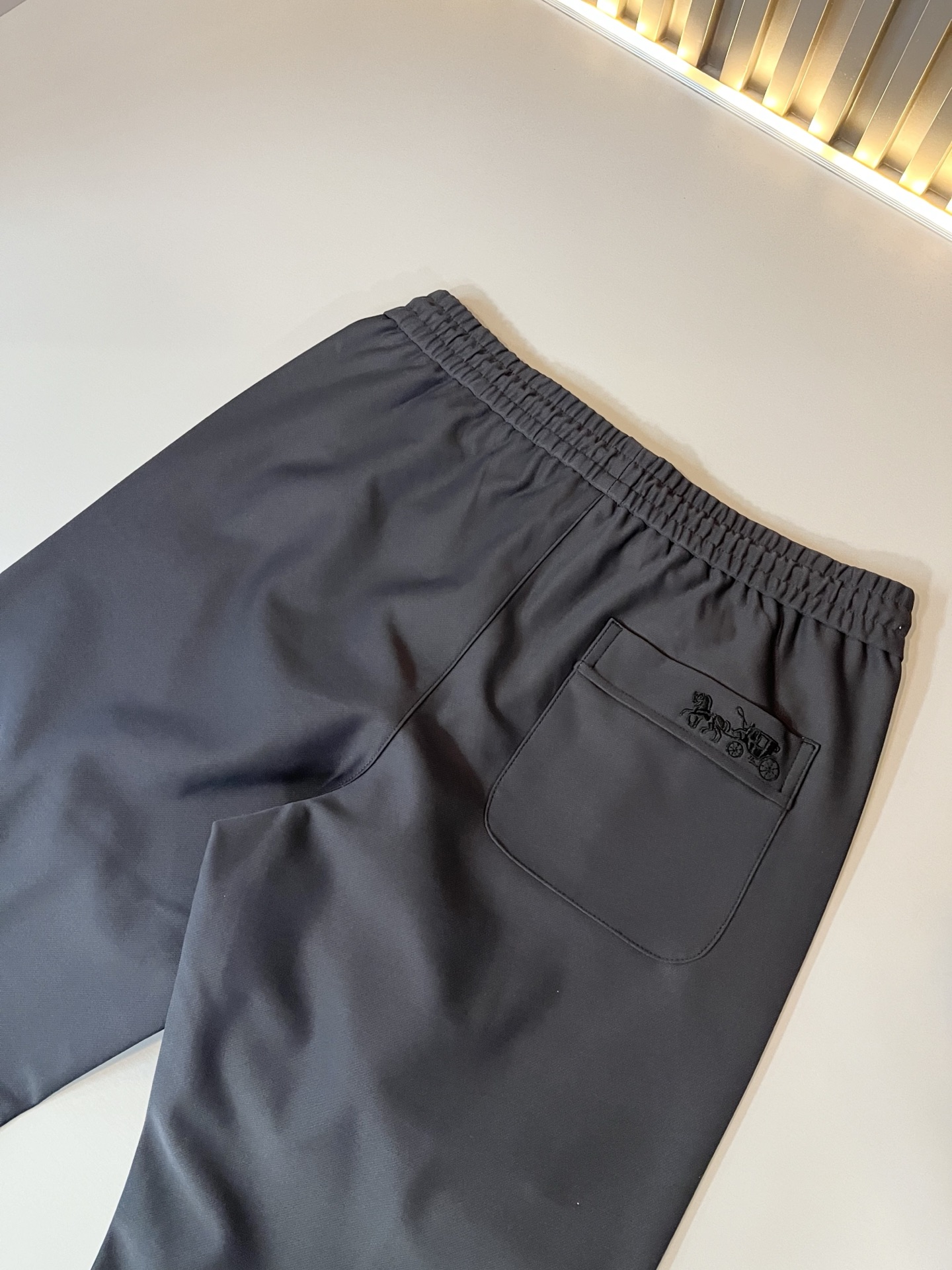 蔻驰 COACH 2025秋冬新款男士休闲裤，高端品质之选……一款松紧腰抽绳休闲卫裤兼备的百搭裤装，也是