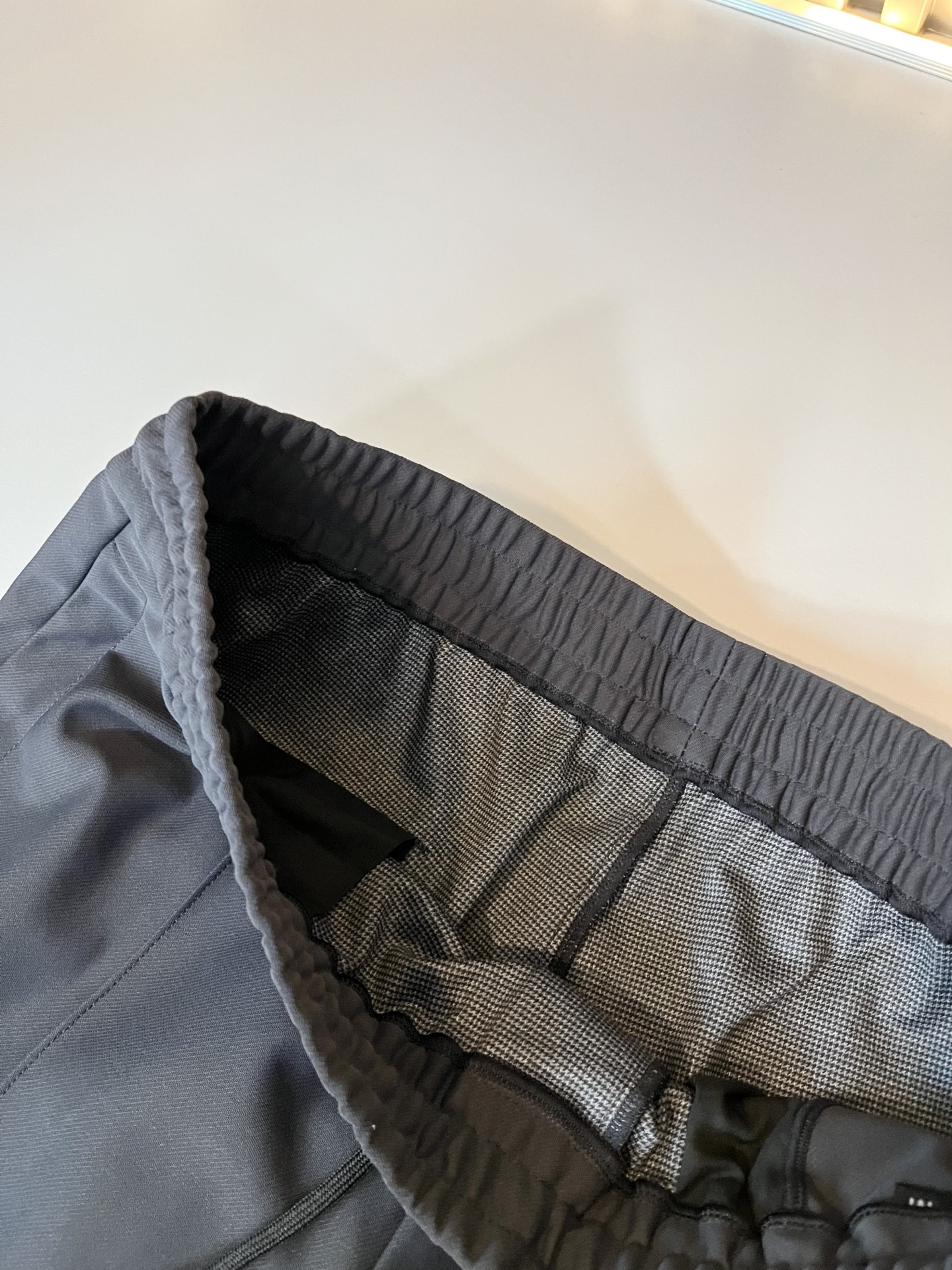 蔻驰 COACH 2025秋冬新款男士休闲裤，高端品质之选……一款松紧腰抽绳休闲卫裤兼备的百搭裤装，也是