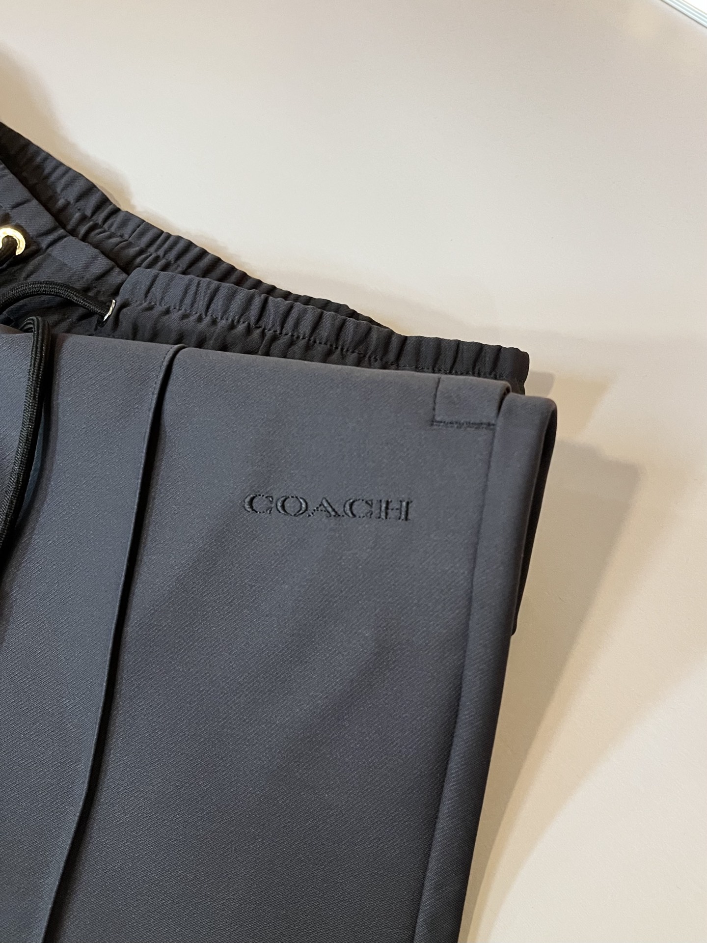 蔻驰 COACH 2025秋冬新款男士休闲裤，高端品质之选……一款松紧腰抽绳休闲卫裤兼备的百搭裤装，也是