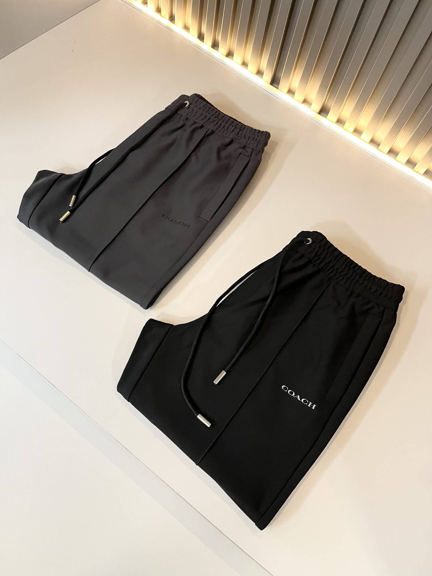 蔻驰 COACH 2025秋冬新款男士休闲裤，高端品质之选……一款松紧腰抽绳休闲卫裤兼备的百搭裤装，也是