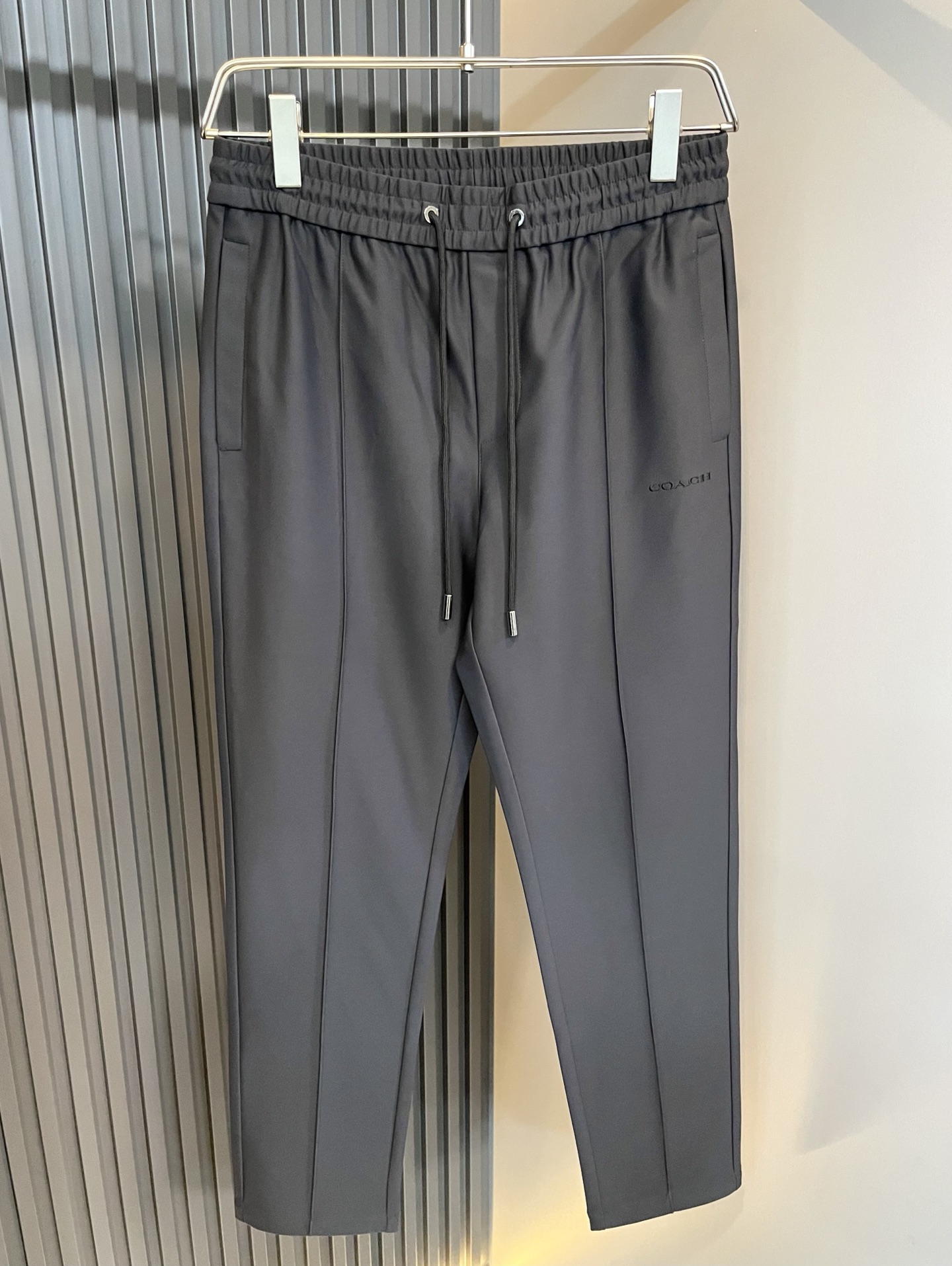 蔻驰 COACH 2025秋冬新款男士休闲裤，高端品质之选……一款松紧腰抽绳休闲卫裤兼备的百搭裤装，也是