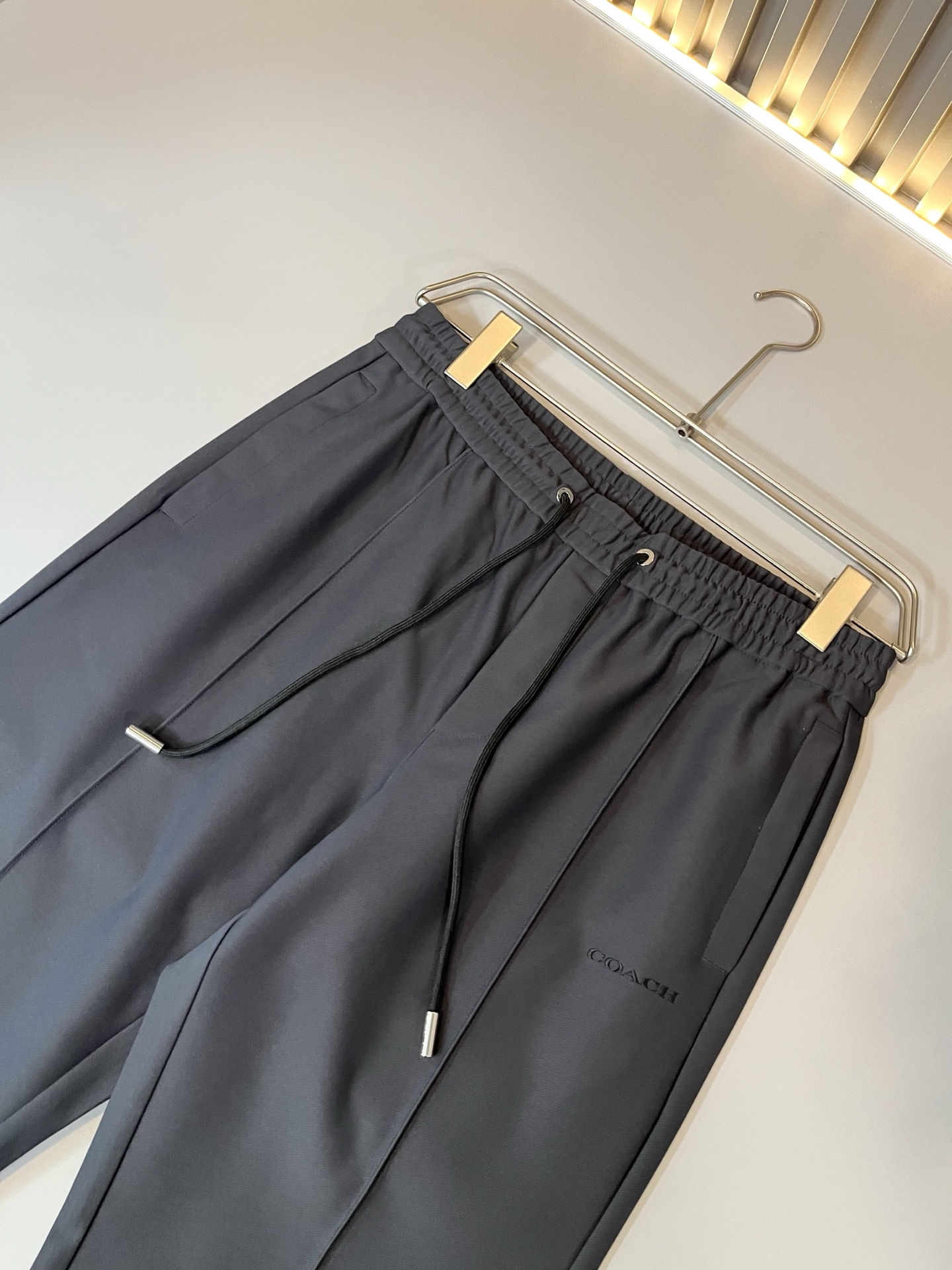 蔻驰 COACH 2025秋冬新款男士休闲裤，高端品质之选……一款松紧腰抽绳休闲卫裤兼备的百搭裤装，也是