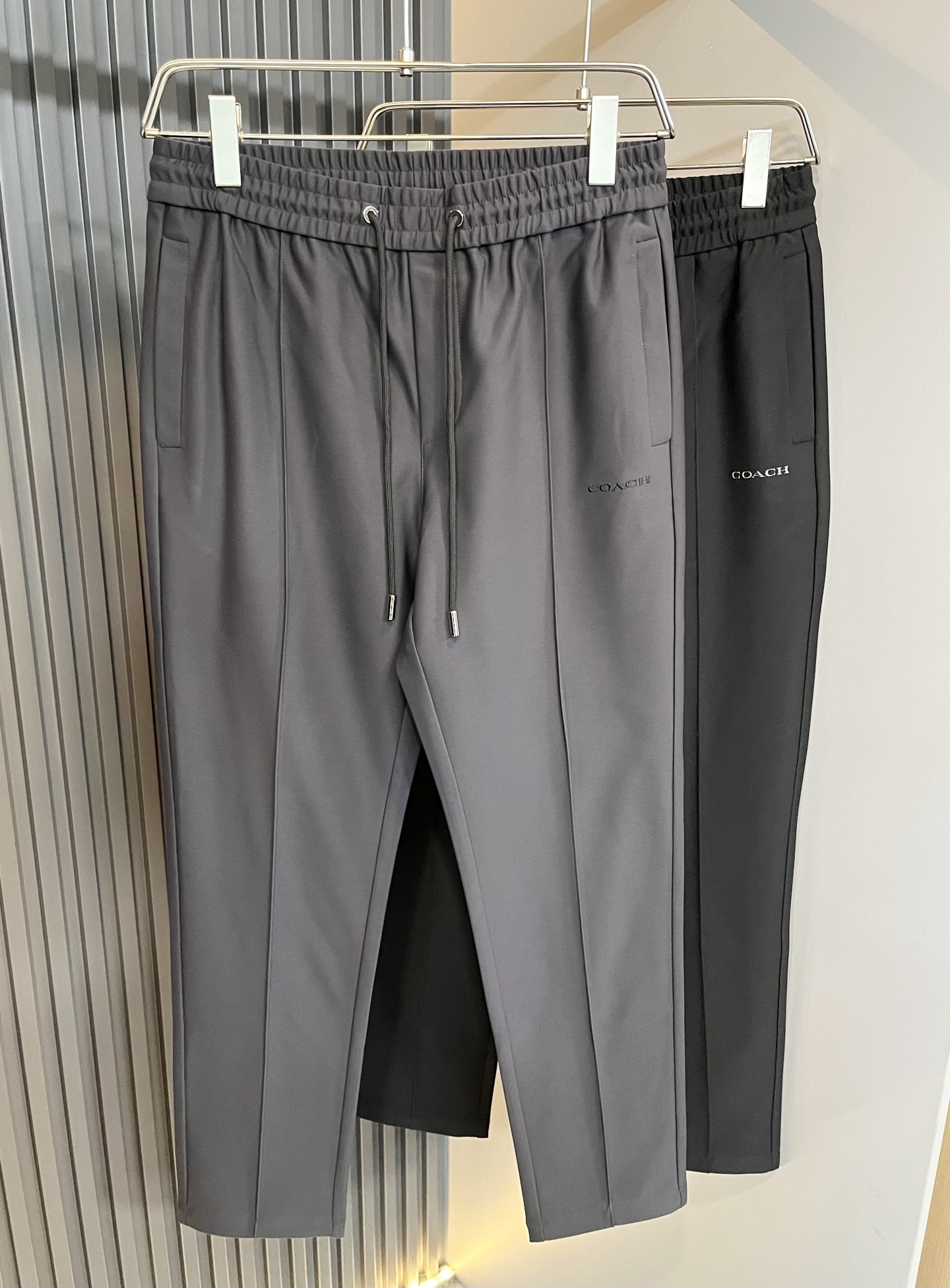 NO:610415,COACH 2025 new autumn and winter men's casual pants, a high-end quality choice... A versatile trousers with elastic waist and drawstring casual pants, it is also an indispensable matching artifact in men's wardrobe, and it is a practical classic style!  The design style of the entire pair of casual pants is simple and fashionable, which is very consistent with the low-luxury style setting. It has excellent skin-friendly value, is easy to wear, and has a full-featured logo design on the back!  This type of trousers is made of high-quality spandex cotton fabric. The fabric is comfortable, soft and delicate to the touch, has a good vertical feel, and the surface is bright and clear texture. It looks very textured and has a fine and high-end charm. It has first-class and exquisite straight-leg tailoring, with meticulous and smooth routing. It is a trousers that looks good with any casual casual style. If you like it, hurry up and get it, good products can’t wait for others!  Size M-3XL,,coach,coach,alexander wang19860909蔻驰 COACH 2025秋冬新款男士休闲裤,高端品质之选……一款松紧腰抽绳休闲卫裤兼备的百搭裤装,也是男士衣橱里不可缺少的搭配神器,属于实穿型的经典款式！整条休闲裤的设计风格简洁时尚,非常符合低奢的风格设定,亲肤值优越,穿着方便,细节感十足后幅logo设计！此款裤装采用优质氨纶棉面料打造而成,面料舒服,手感柔软细腻,有着很好的垂直感,表面亮泽清晰的纹理,看上去非常有质感,细品高级韵味十足.一流精湛的直筒版型裁剪,走线细致平顺工整,休闲随意怎么搭配都好看的裤装,喜欢的赶紧入手吧,好货可不等人！尺码M-3XL,,coach,coach,alexander wang,Men's clothing