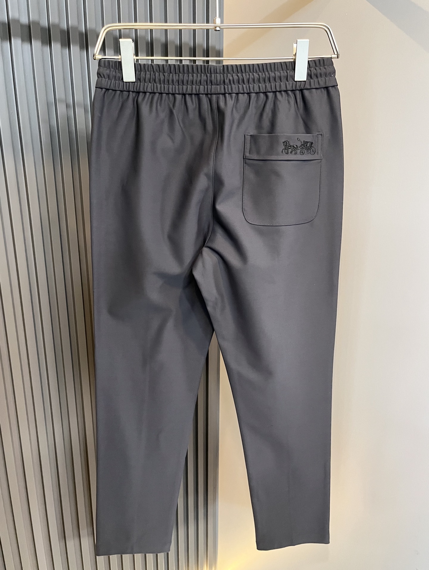 蔻驰 COACH 2025秋冬新款男士休闲裤，高端品质之选……一款松紧腰抽绳休闲卫裤兼备的百搭裤装，也是