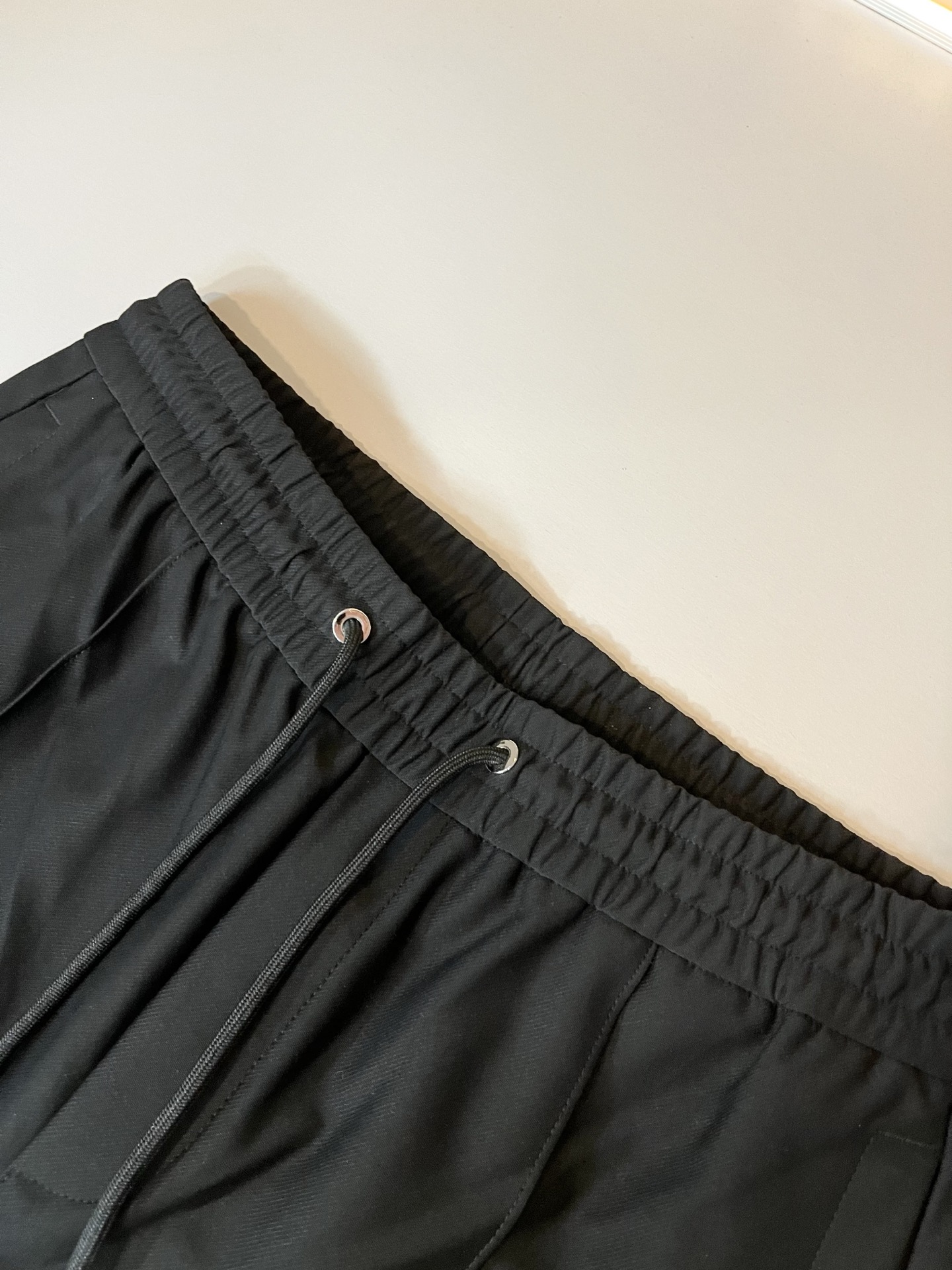 蔻驰 COACH 2025秋冬新款男士休闲裤，高端品质之选……一款松紧腰抽绳休闲卫裤兼备的百搭裤装，也是