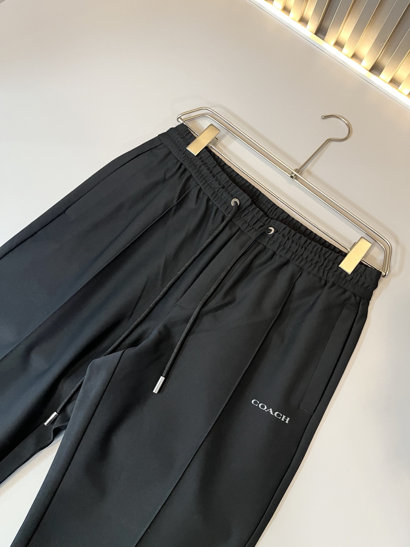 蔻驰 COACH 2025秋冬新款男士休闲裤，高端品质之选……一款松紧腰抽绳休闲卫裤兼备的百搭裤装，也是