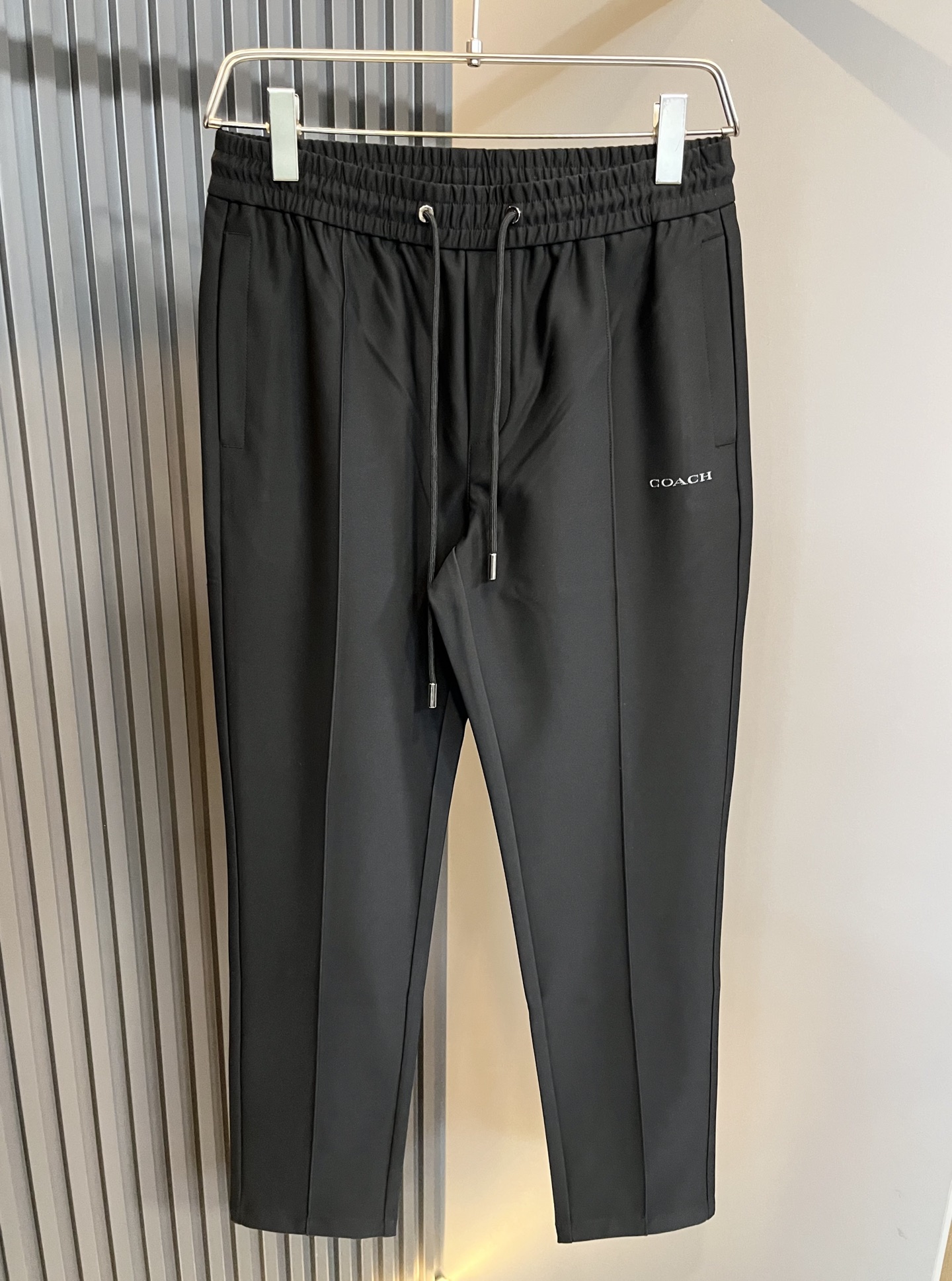 蔻驰 COACH 2025秋冬新款男士休闲裤，高端品质之选……一款松紧腰抽绳休闲卫裤兼备的百搭裤装，也是