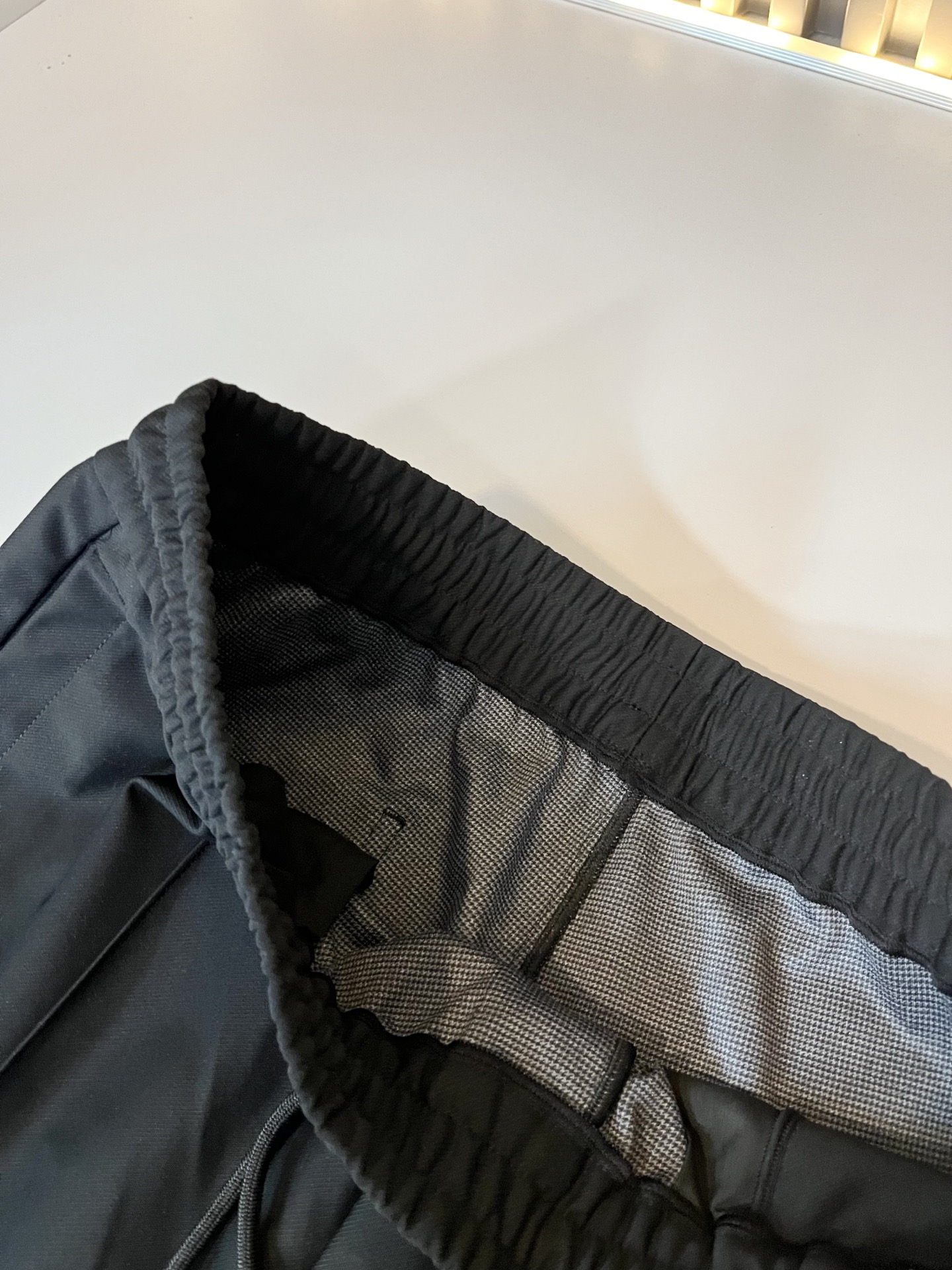 蔻驰 COACH 2025秋冬新款男士休闲裤，高端品质之选……一款松紧腰抽绳休闲卫裤兼备的百搭裤装，也是