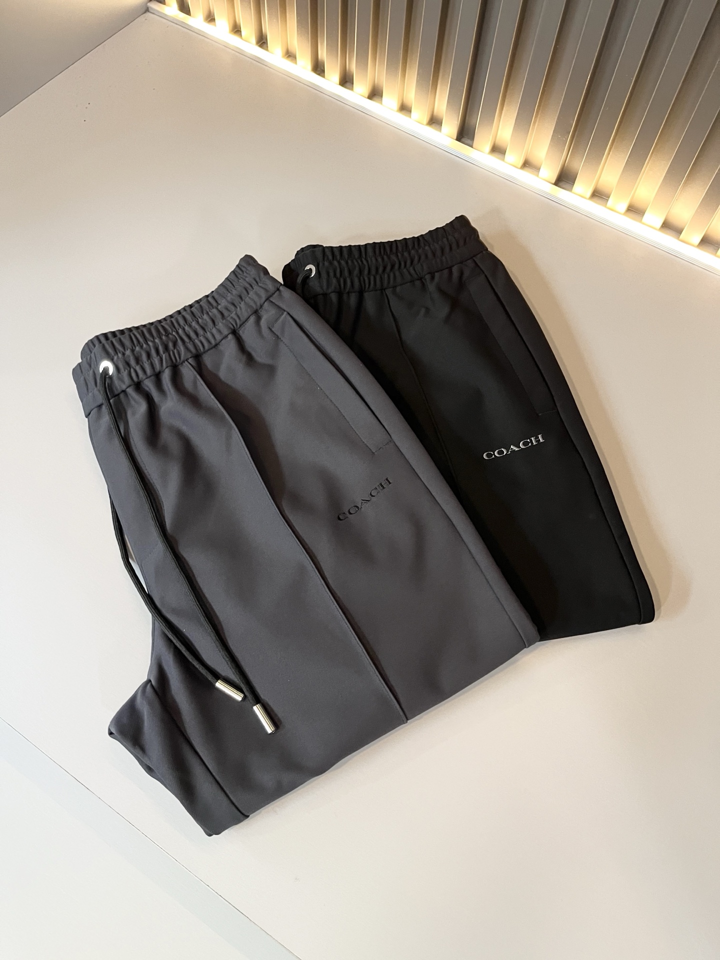 蔻驰 COACH 2025秋冬新款男士休闲裤，高端品质之选……一款松紧腰抽绳休闲卫裤兼备的百搭裤装，也是