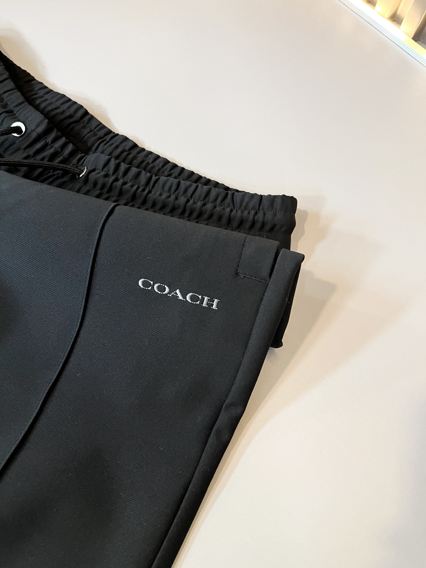 蔻驰 COACH 2025秋冬新款男士休闲裤，高端品质之选……一款松紧腰抽绳休闲卫裤兼备的百搭裤装，也是