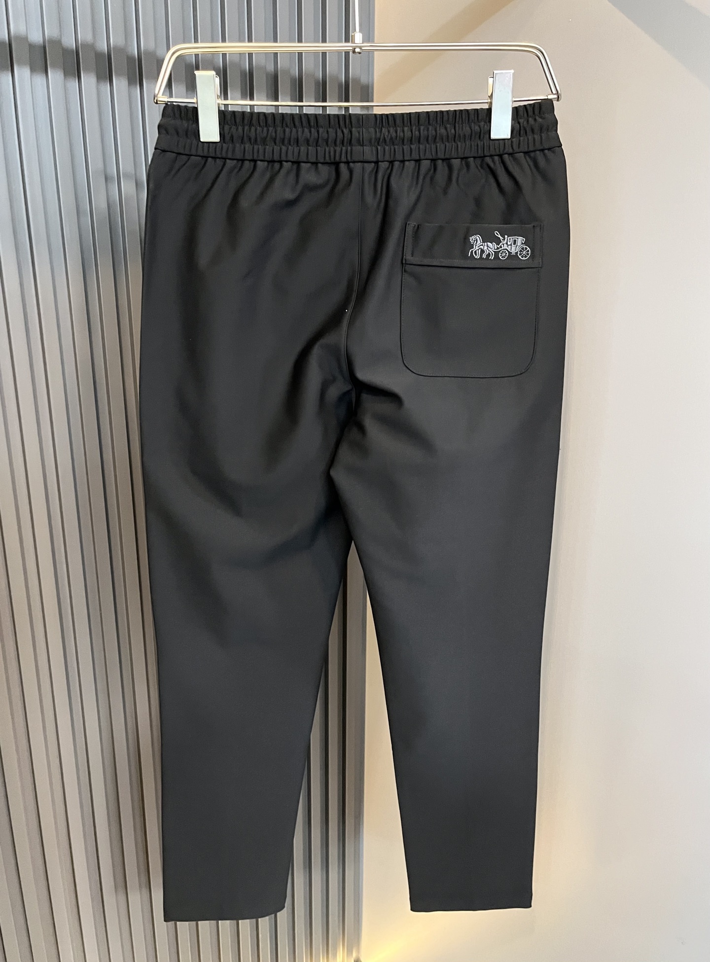 蔻驰 COACH 2025秋冬新款男士休闲裤，高端品质之选……一款松紧腰抽绳休闲卫裤兼备的百搭裤装，也是